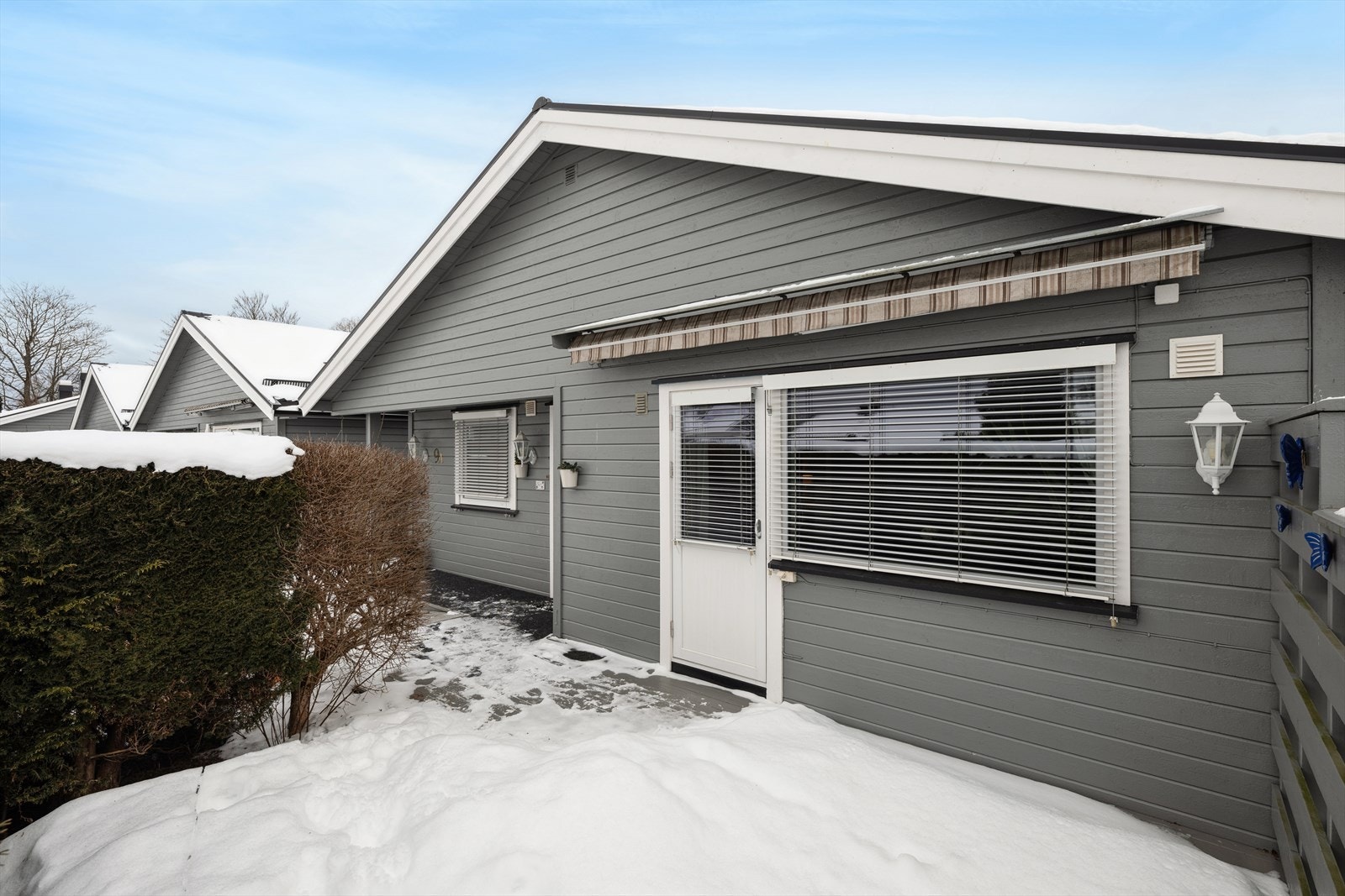 Boligen har vestvendt beliggenhet med skjermet terrasse og hage med fine solforhold gjennom store deler av dagen. Galleribilde