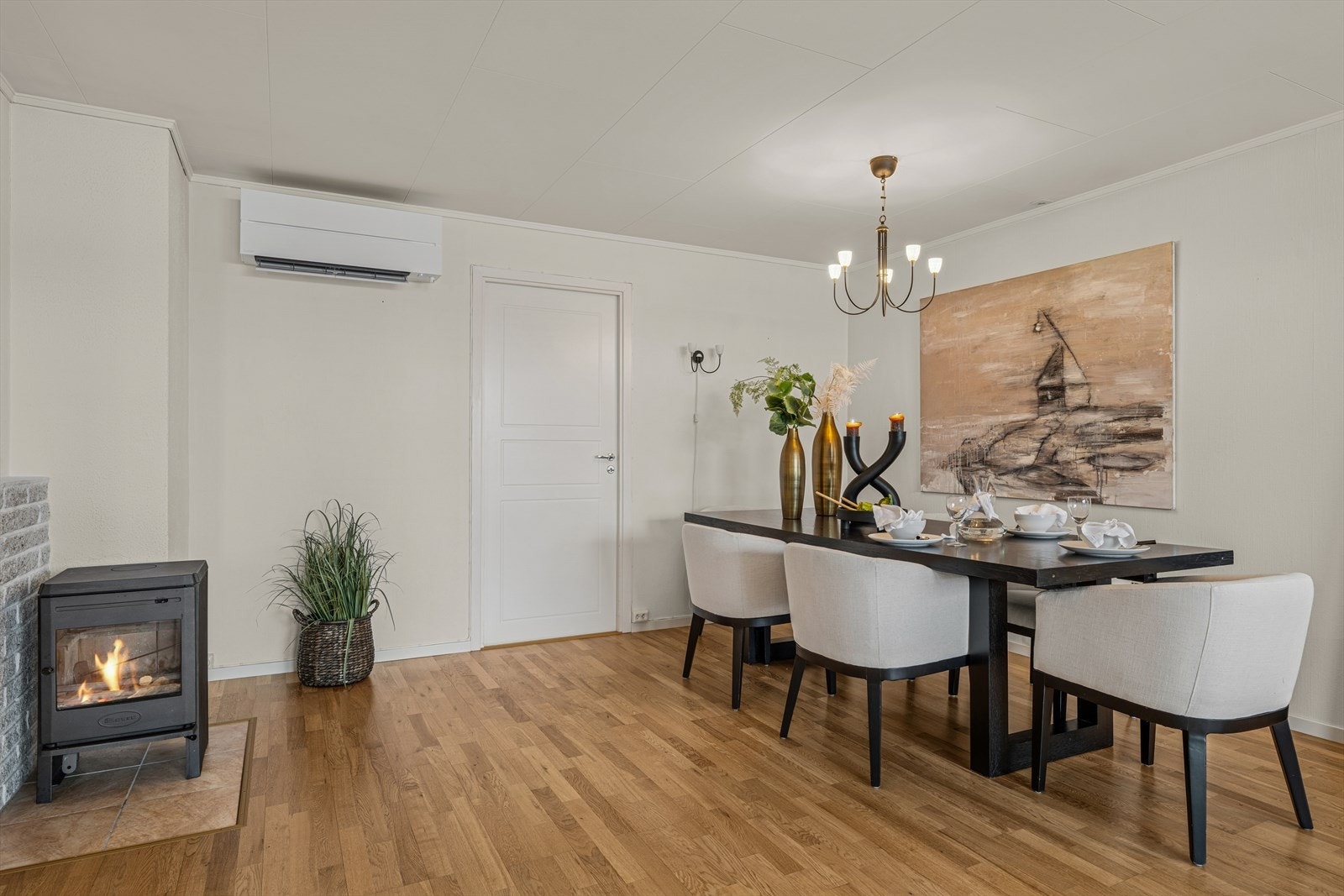 Stua er utstyrt med både peis og varmepumpe. Galleribilde