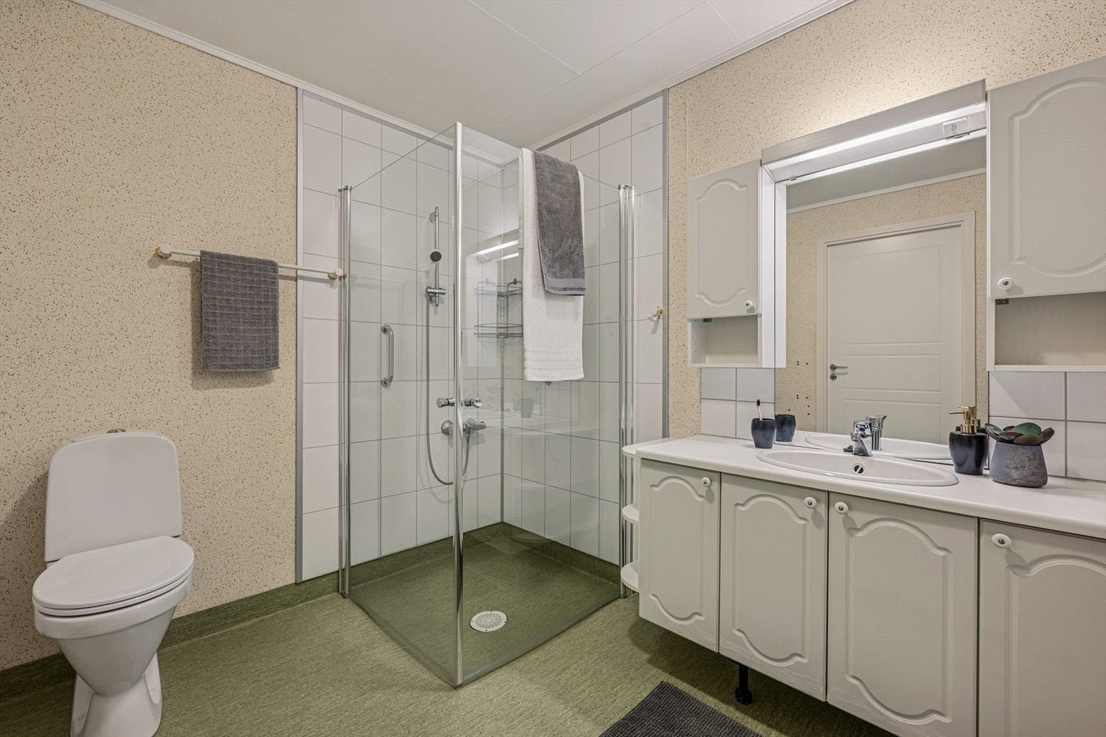 Badet ble deloppgradert rundt 2014. Rommet kan enkelt "freshes opp" med maling tilpasset våtrom og gulv. Galleribilde