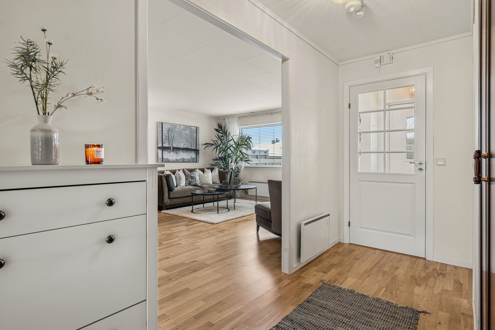 Her ses vindfanget og gangen som har garderobeplass og luke til stort lagringsloft. Galleribilde