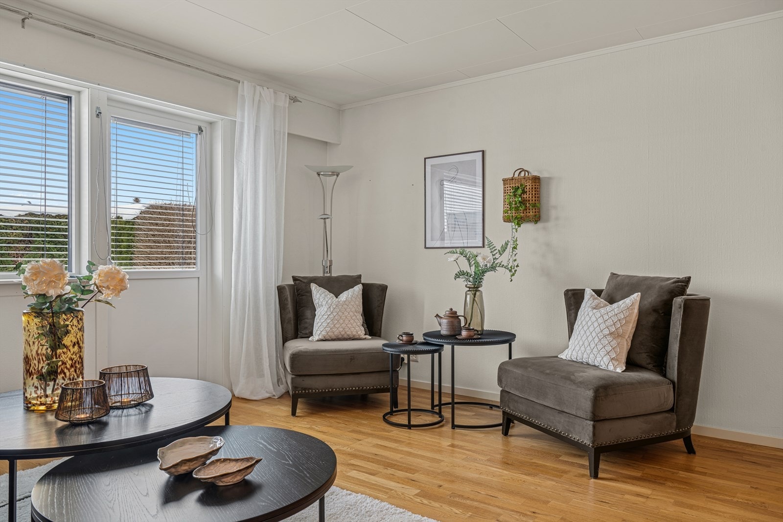 Store veggflater gjør rommet enkelt å møblere med flere sittegrupper eller oppbevaringsmøbler. Galleribilde