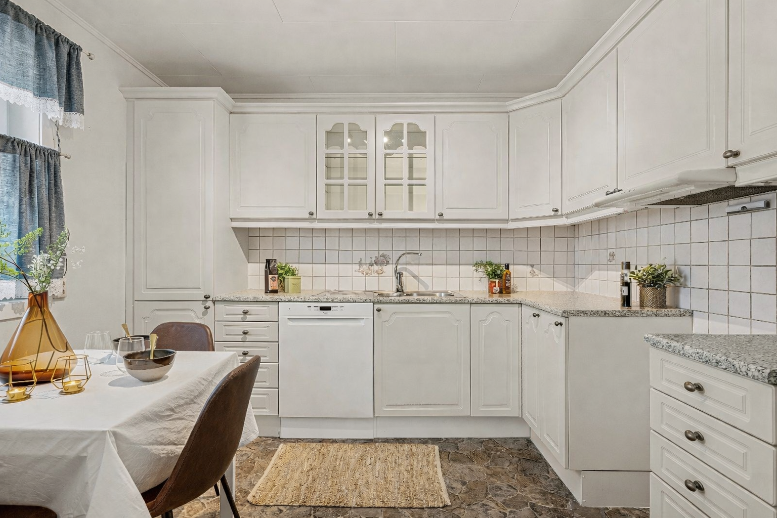 Eldre, men tidløs og funksjonell innredning med profilerte fronter og benkeplate i laminat. Galleribilde