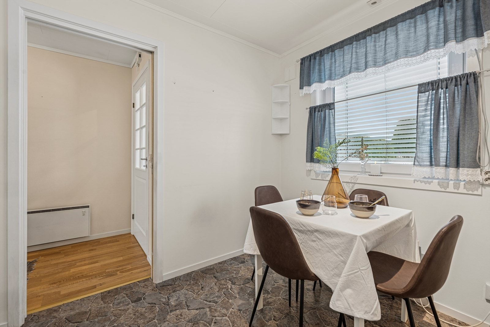 På kjøkkenet er det spiseplass og veggplass for oppbevaringsmøbler. Galleribilde