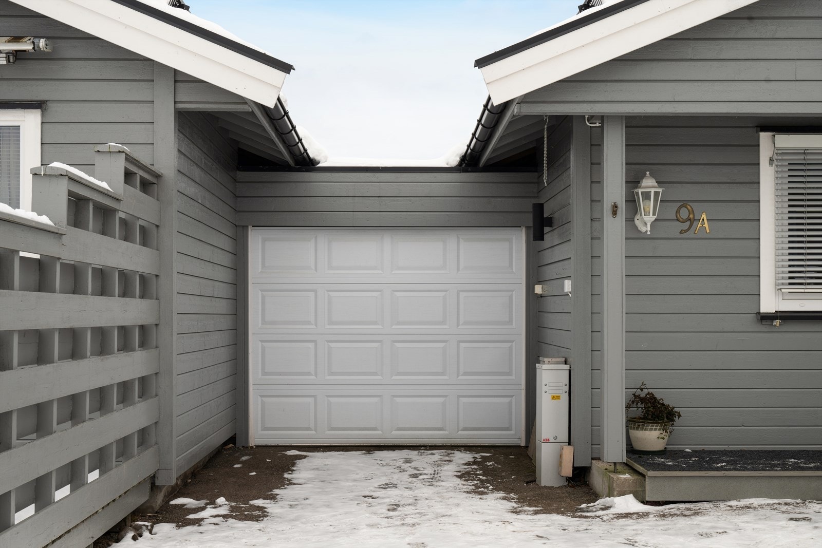 Boligen byr forøvrig på garasje med elektrisk port, og plass til parkering i egen gårdsplass. Galleribilde