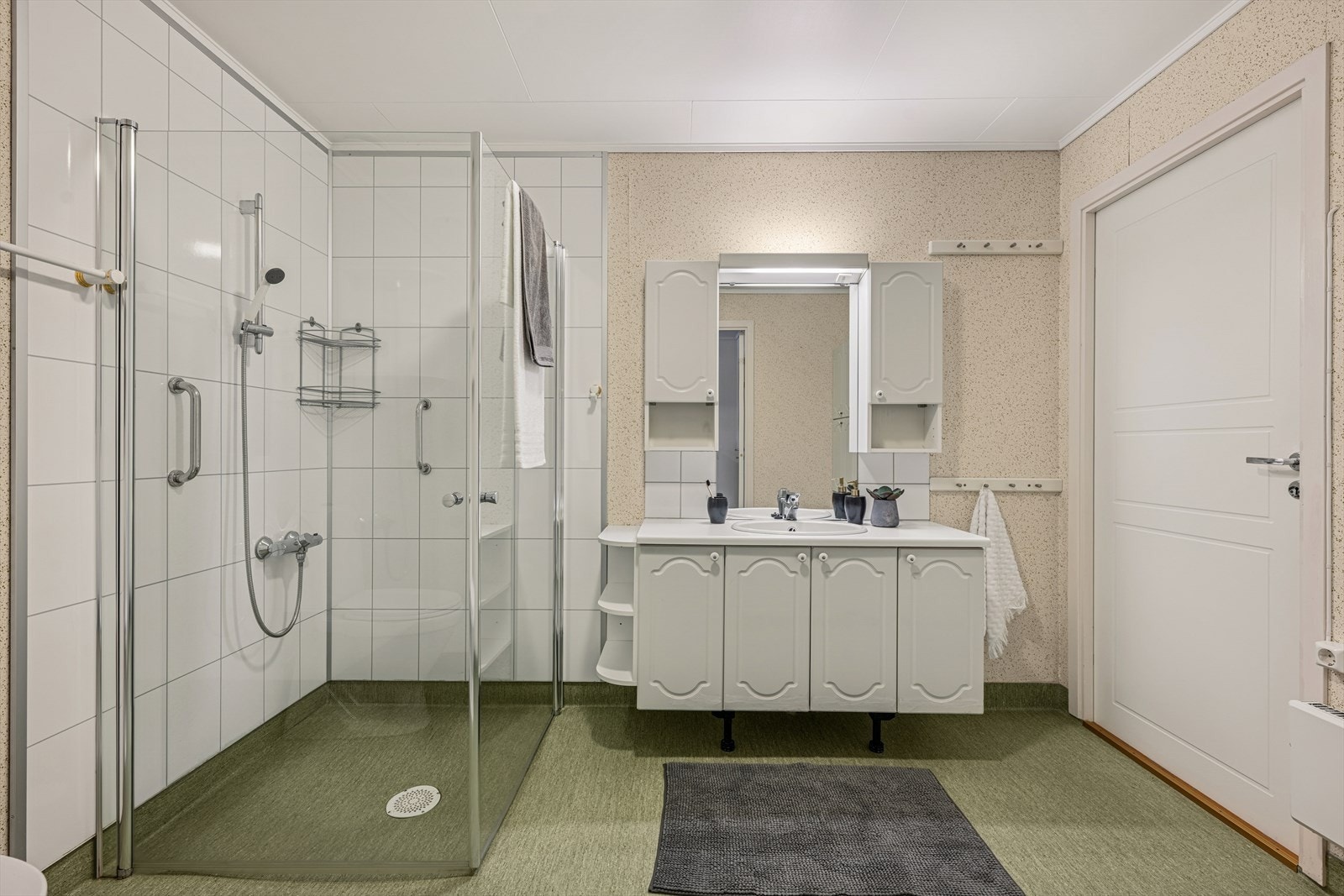 Stort bad med dusjnisje, wc og romslig servant. Galleribilde