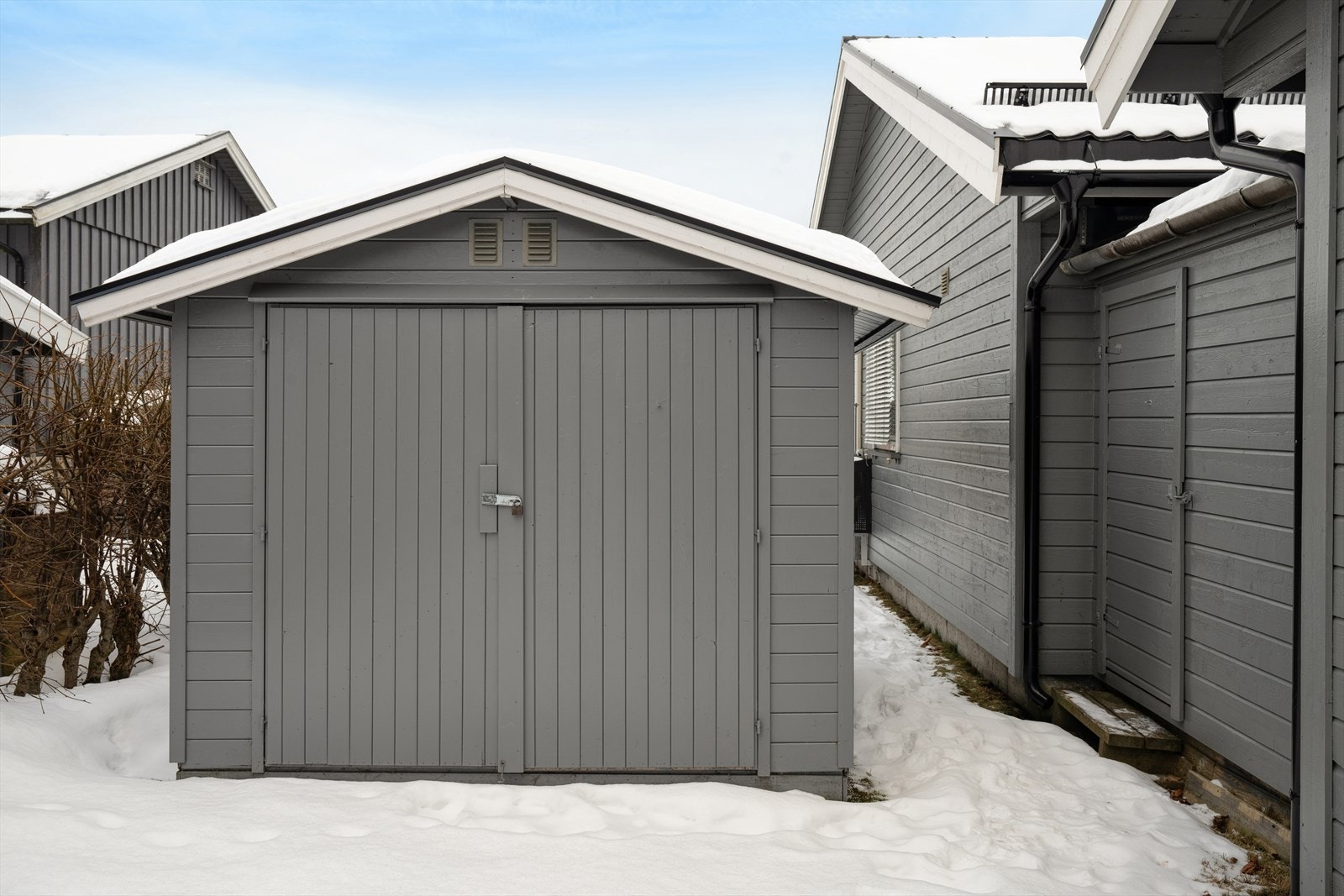 Stort sportsbod med god lagringsplass for utemøbler, gressklipper m.m. Galleribilde