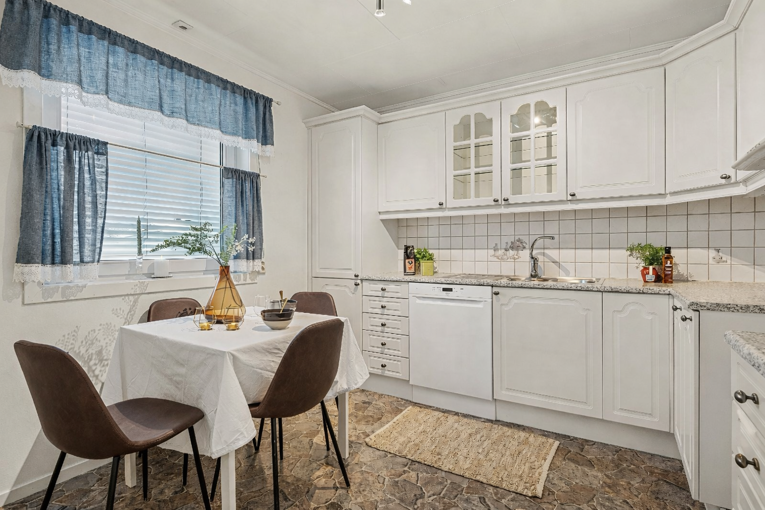 Separat og koselig kjøkken med spiseplass ved vinduet. Galleribilde