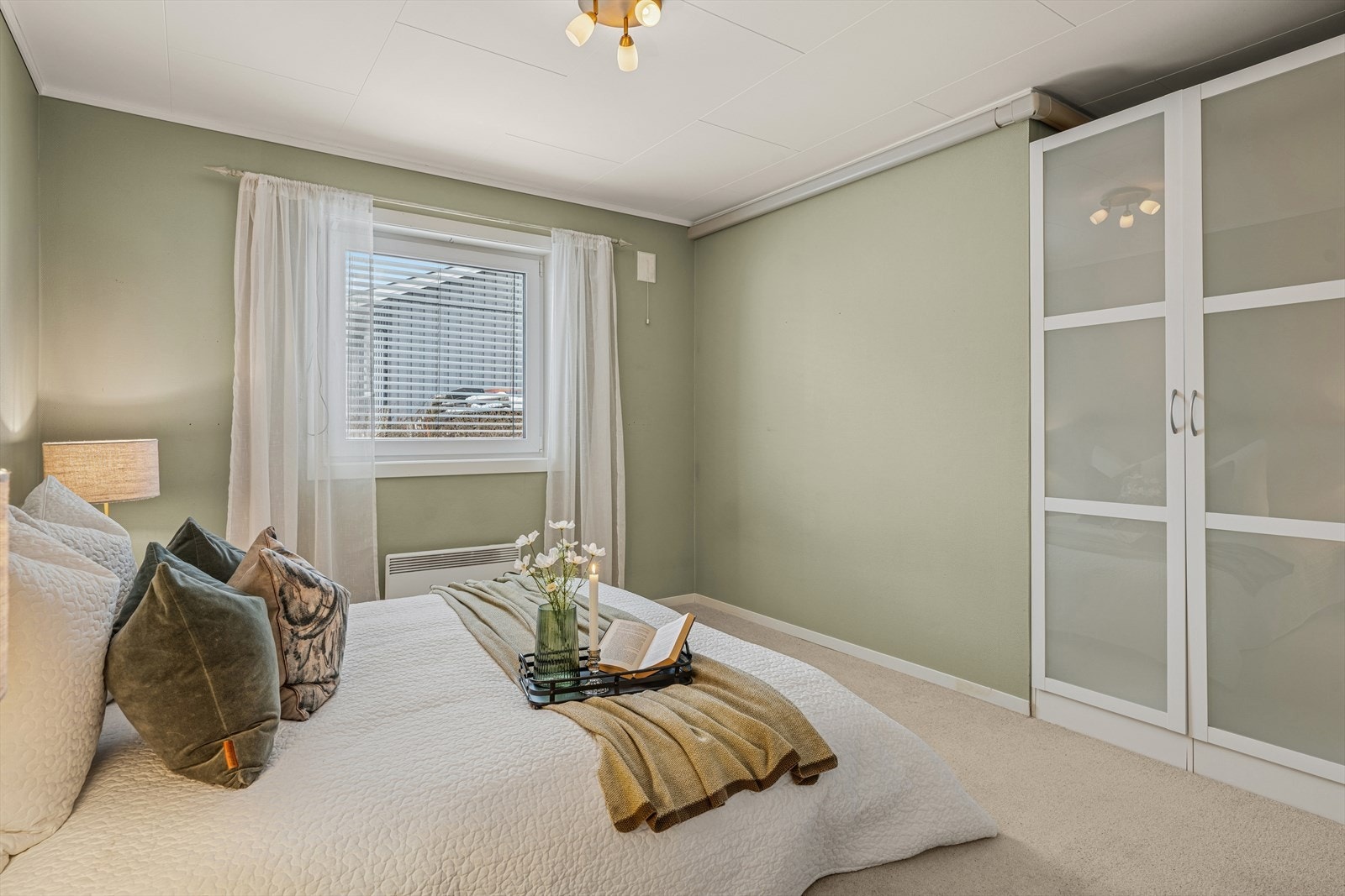 Soverommet er innredet ned frittstående garderobeskap. Galleribilde