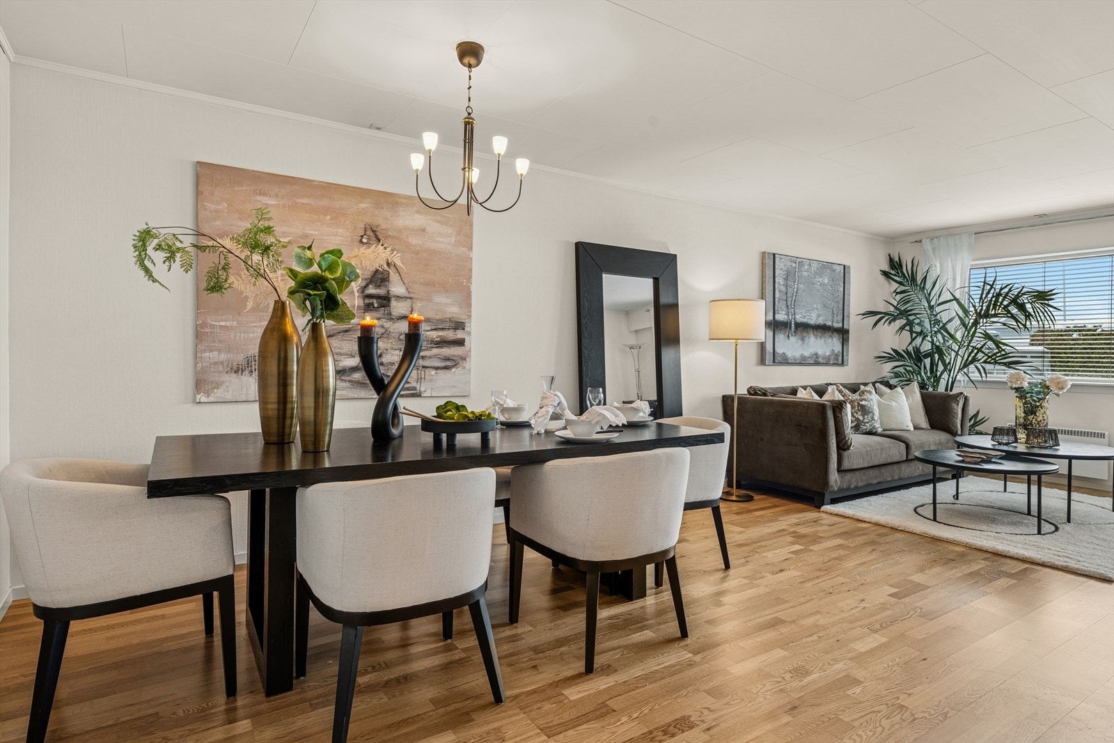 Lys og fin stue med plass til flere sittegrupper. Galleribilde