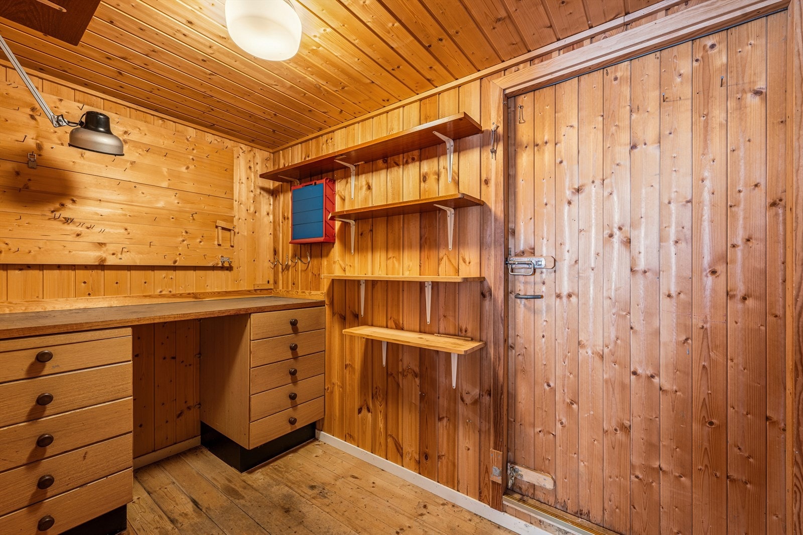 Fin hobbybod i bakkant av garasjen. Her er det videre adkomst til hagedelen mot øst og den utvendige sportsboden. Galleribilde