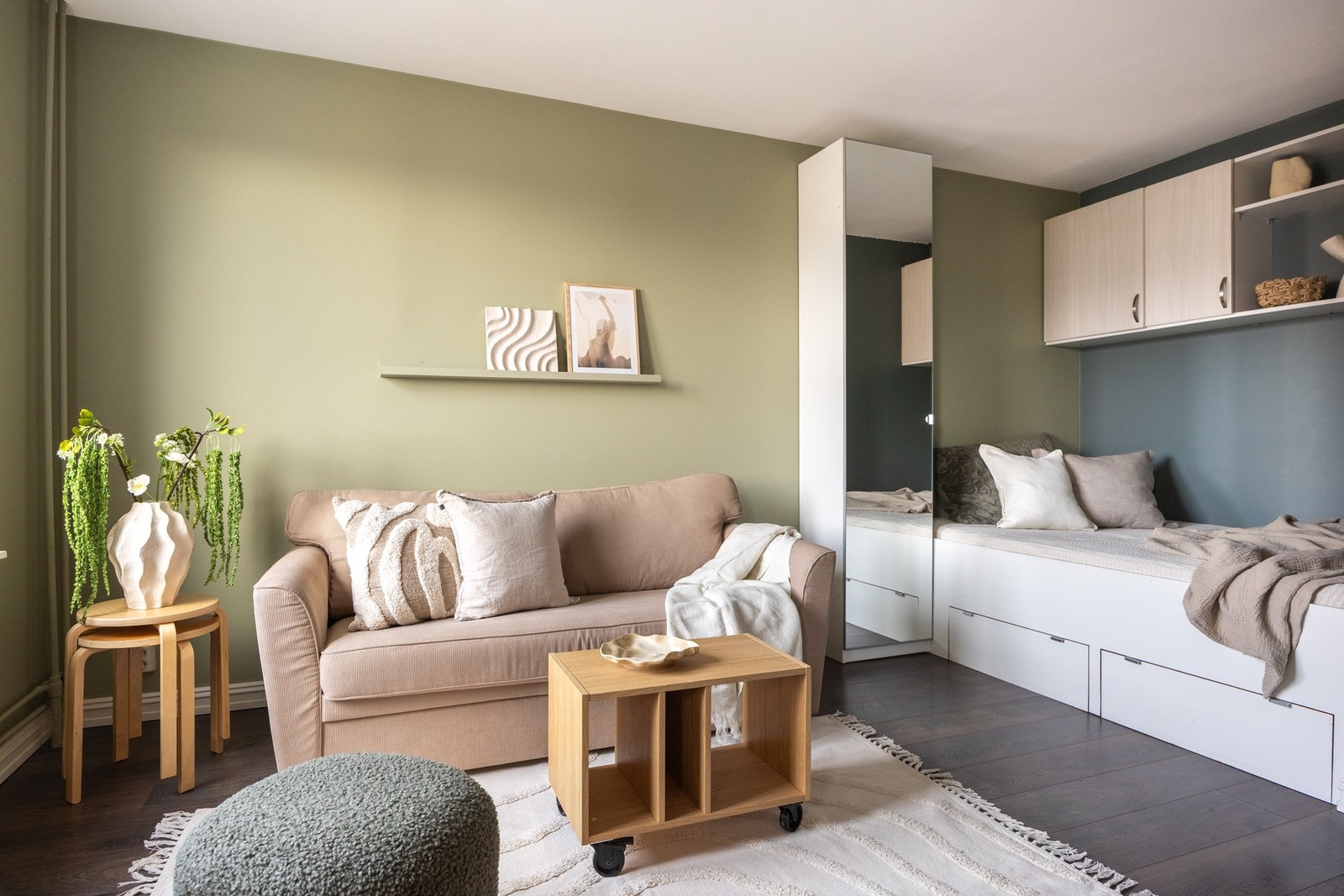 Koselig sovekrok med plassbygd seng (145 cm). Galleribilde