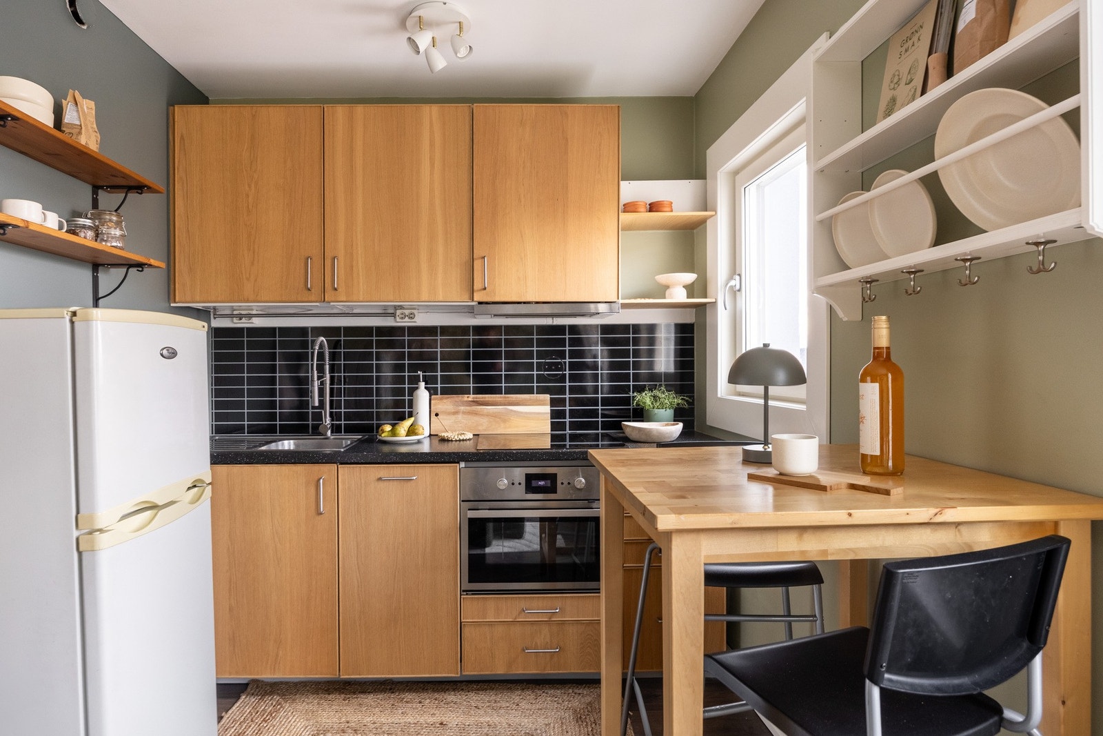 Tidsriktig kjøkken med innredning fra 2016. Hvitevarene medfølger salget. Galleribilde