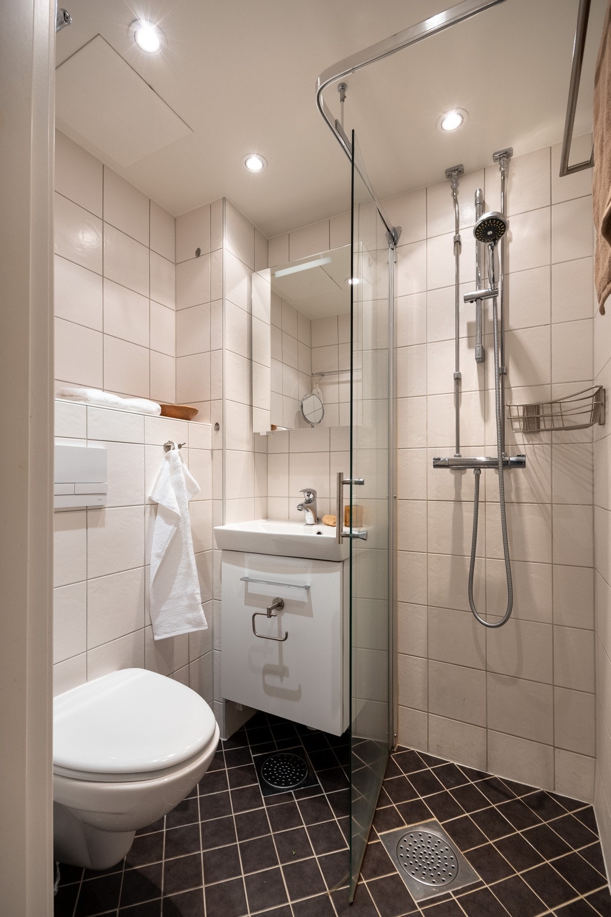 Videre har leiligheten et helfliset baderom fra 2013. Galleribilde