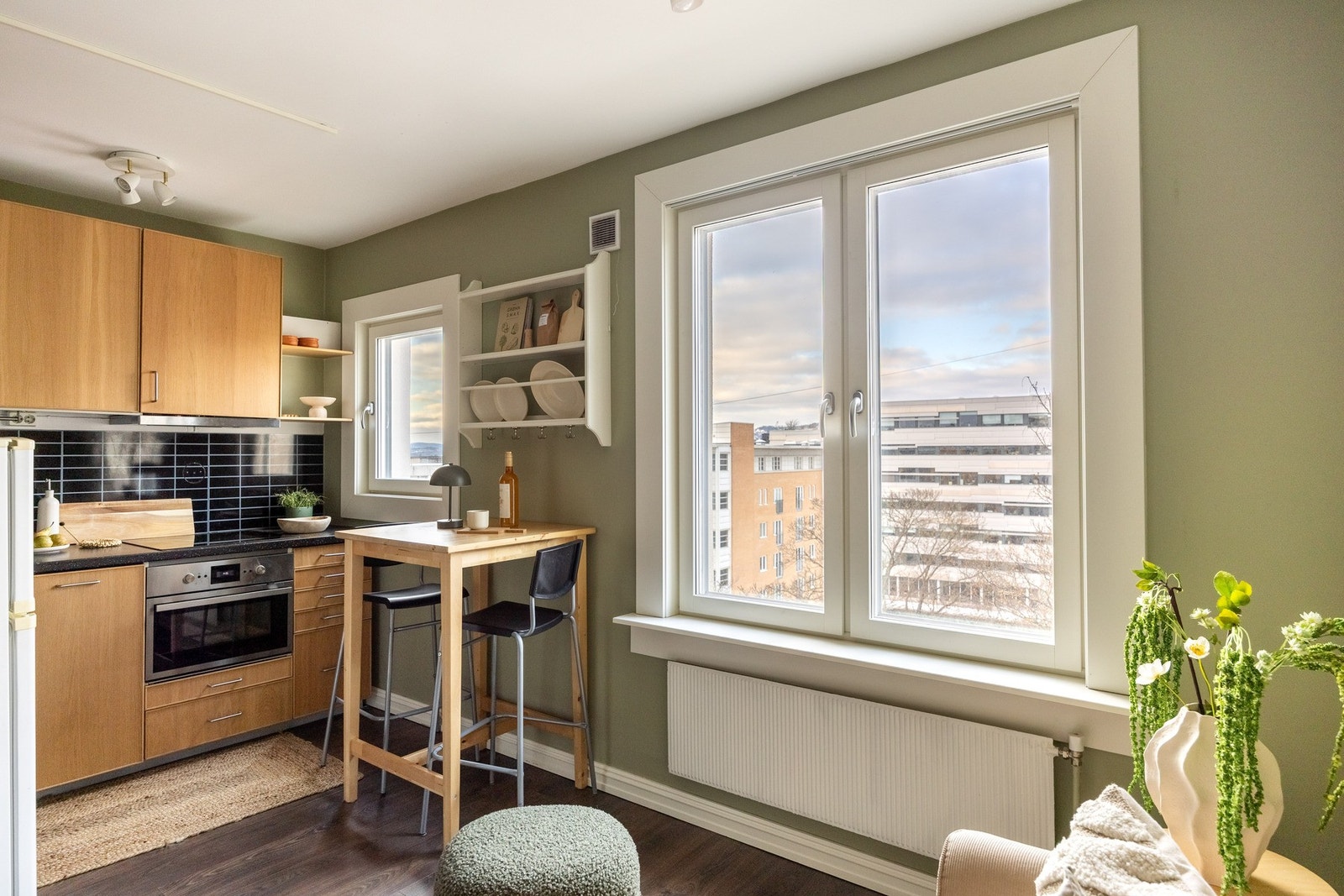 Det er god plass til å innrede med sofa, stoler, bord og tilhørende mediemøblement. Galleribilde