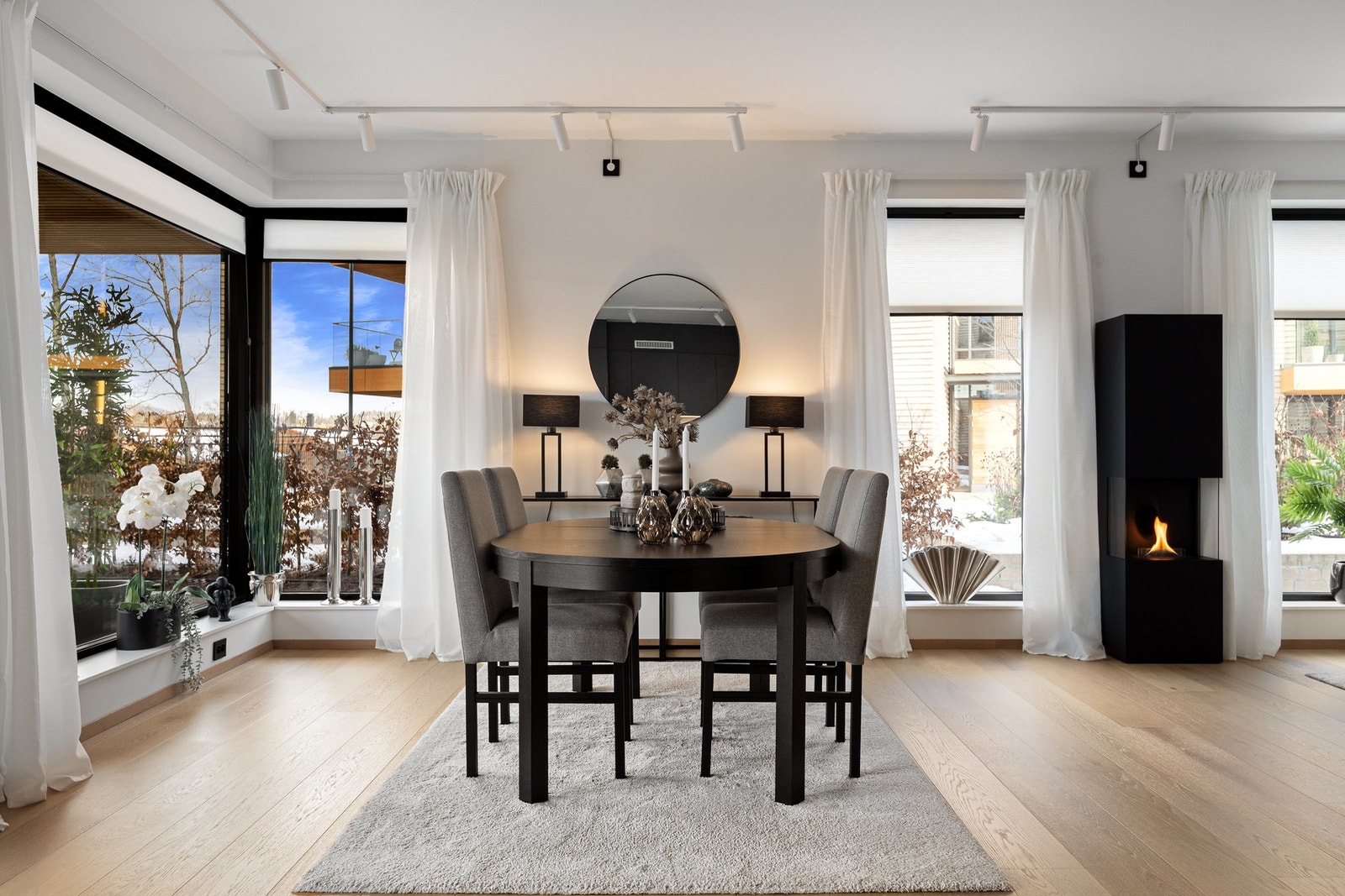 Boligens oppholdsrom med stue og kjøkken har en romslig og lys planløsning Galleribilde