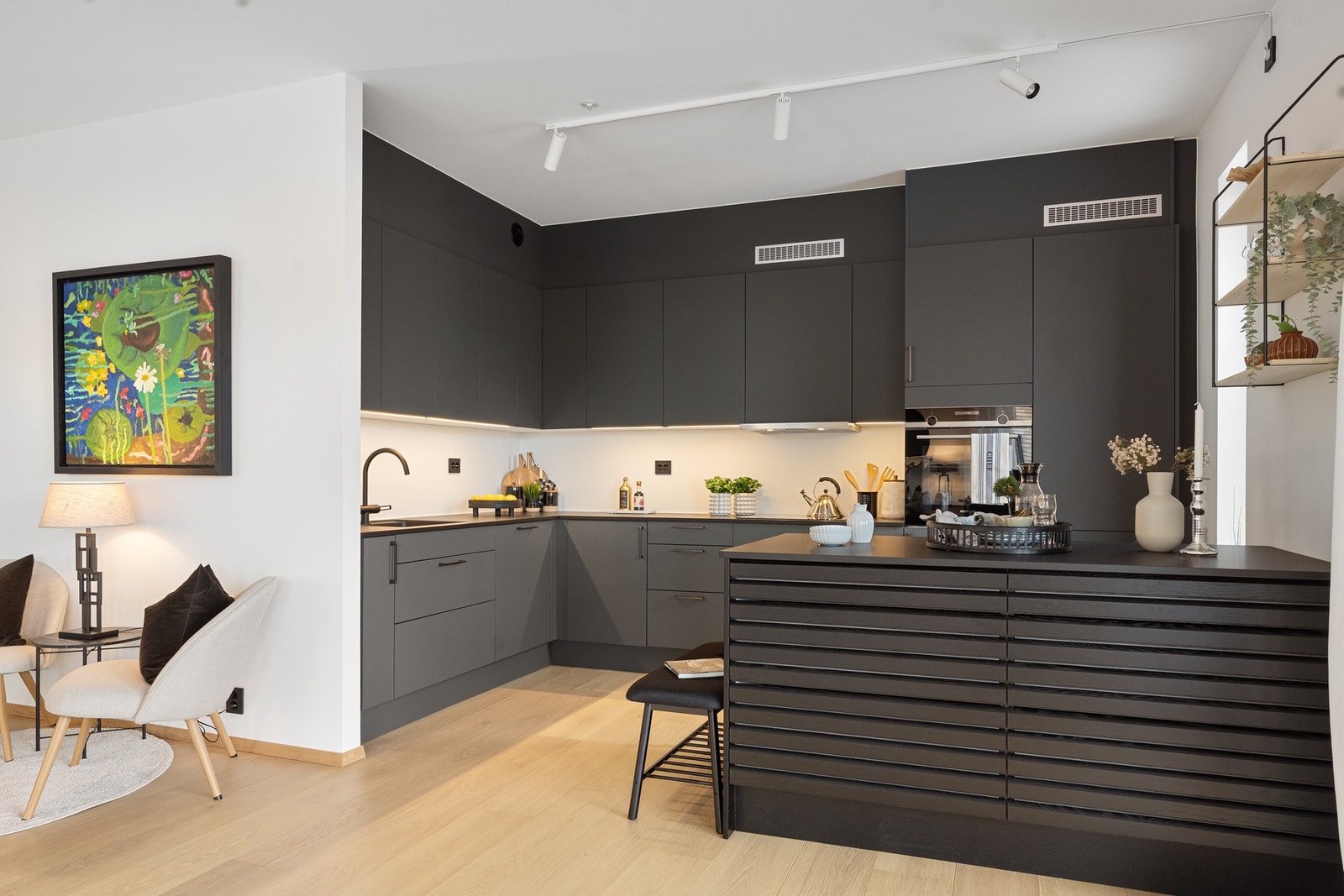 Stort kjøkken med innredning fra HTH med integrerte hvitevarer Galleribilde