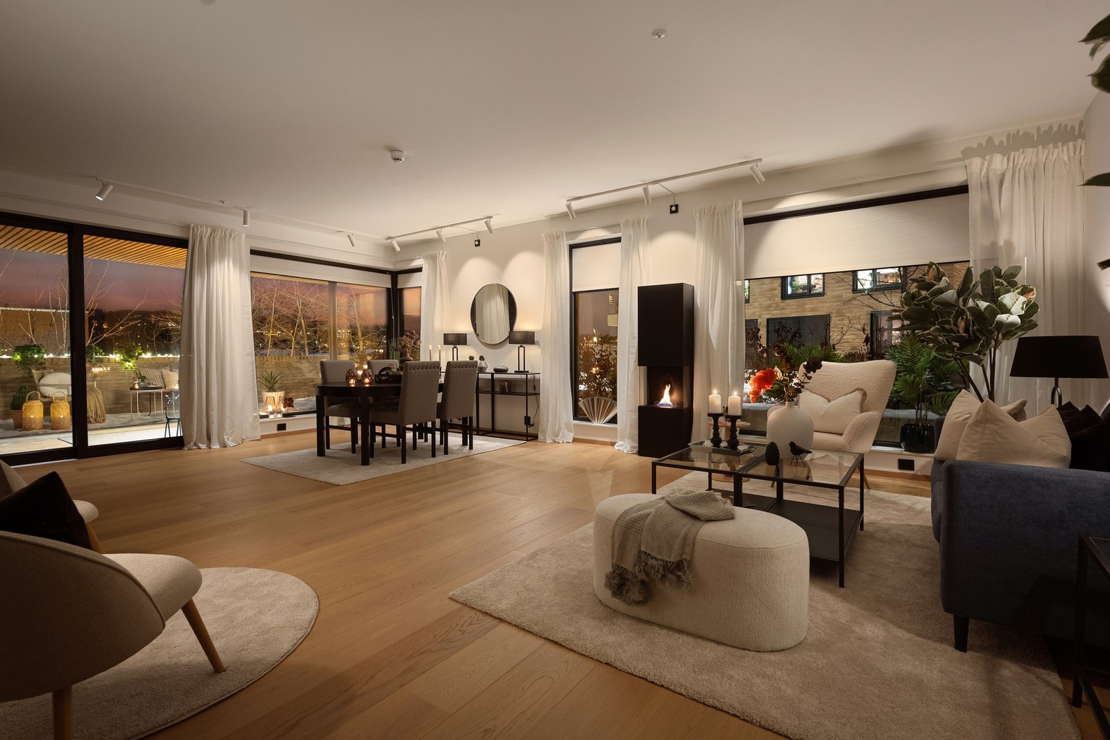 Boligen er meget romslig, med stort oppholdsrom med stue og kjøkken Galleribilde