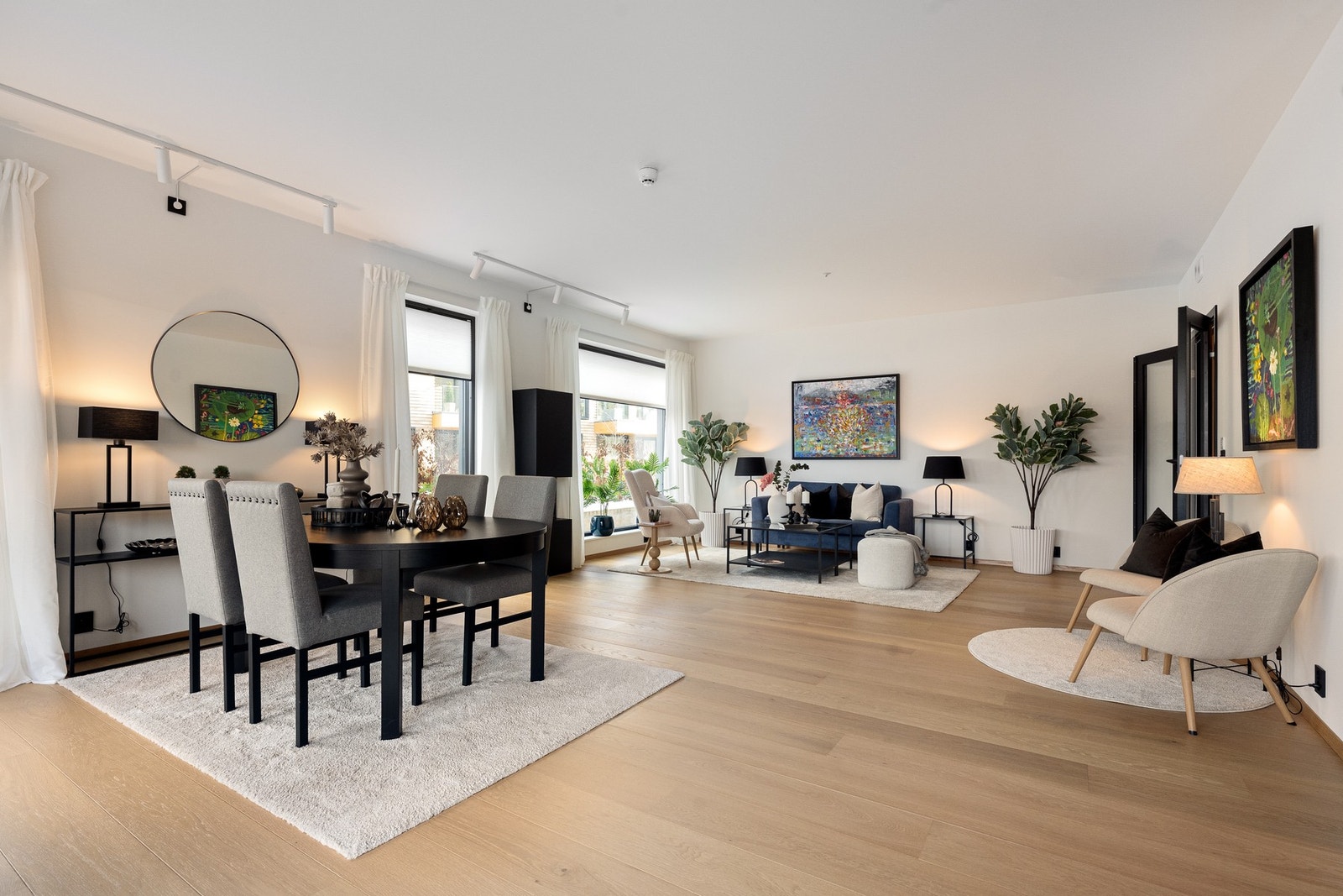 Rommets størrelse og utforming gir gode soner og mange innredningsmuligheter Galleribilde