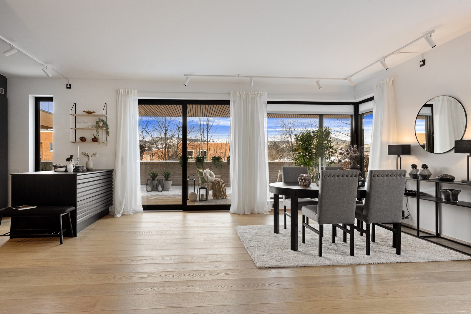 Stor skyvedør gir sømløs overgang fra oppholdsrommet til den flotte terrassen Galleribilde