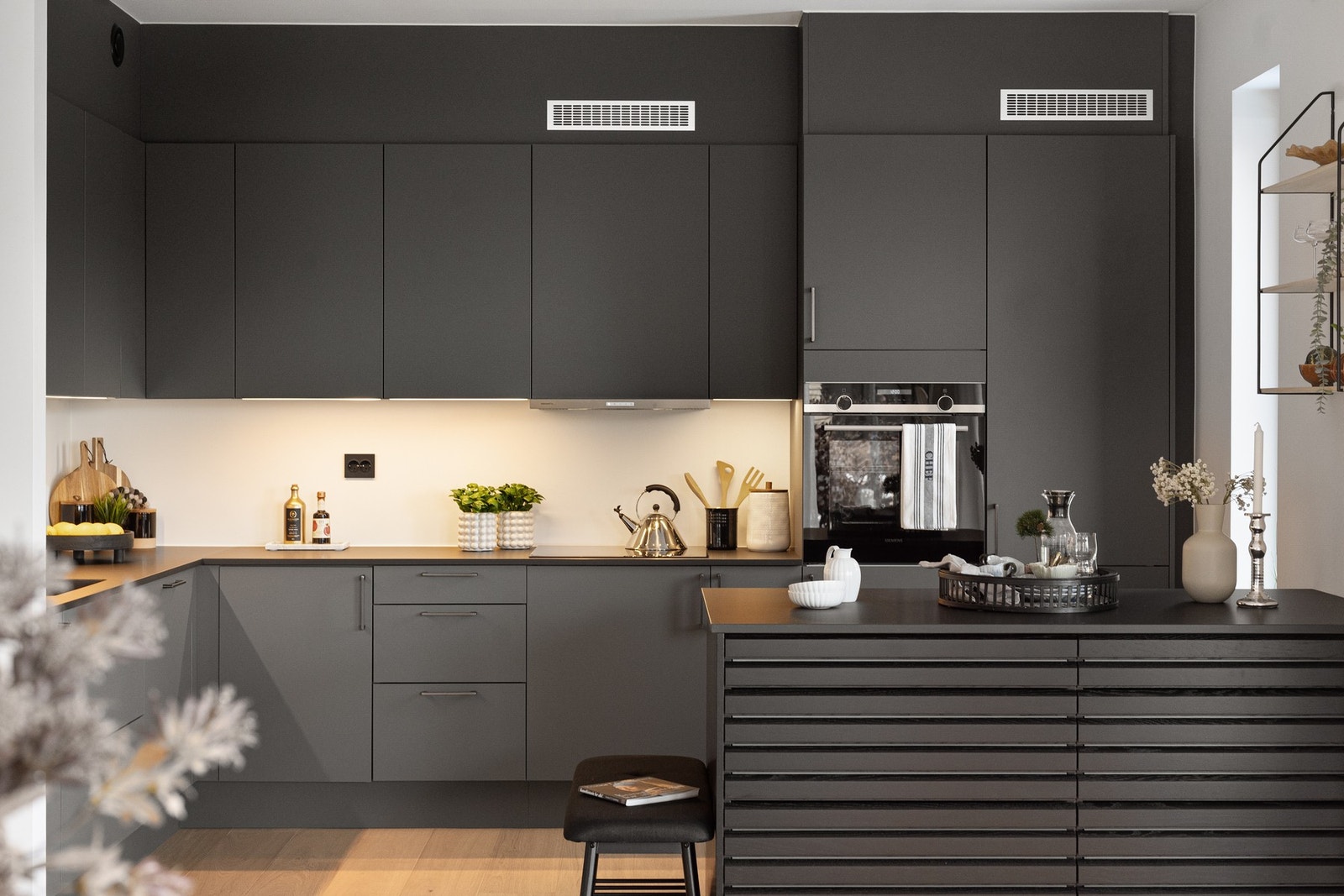 Kjøkkenøyen gir ekstra arbeidsflate og godt med oppbevaring Galleribilde