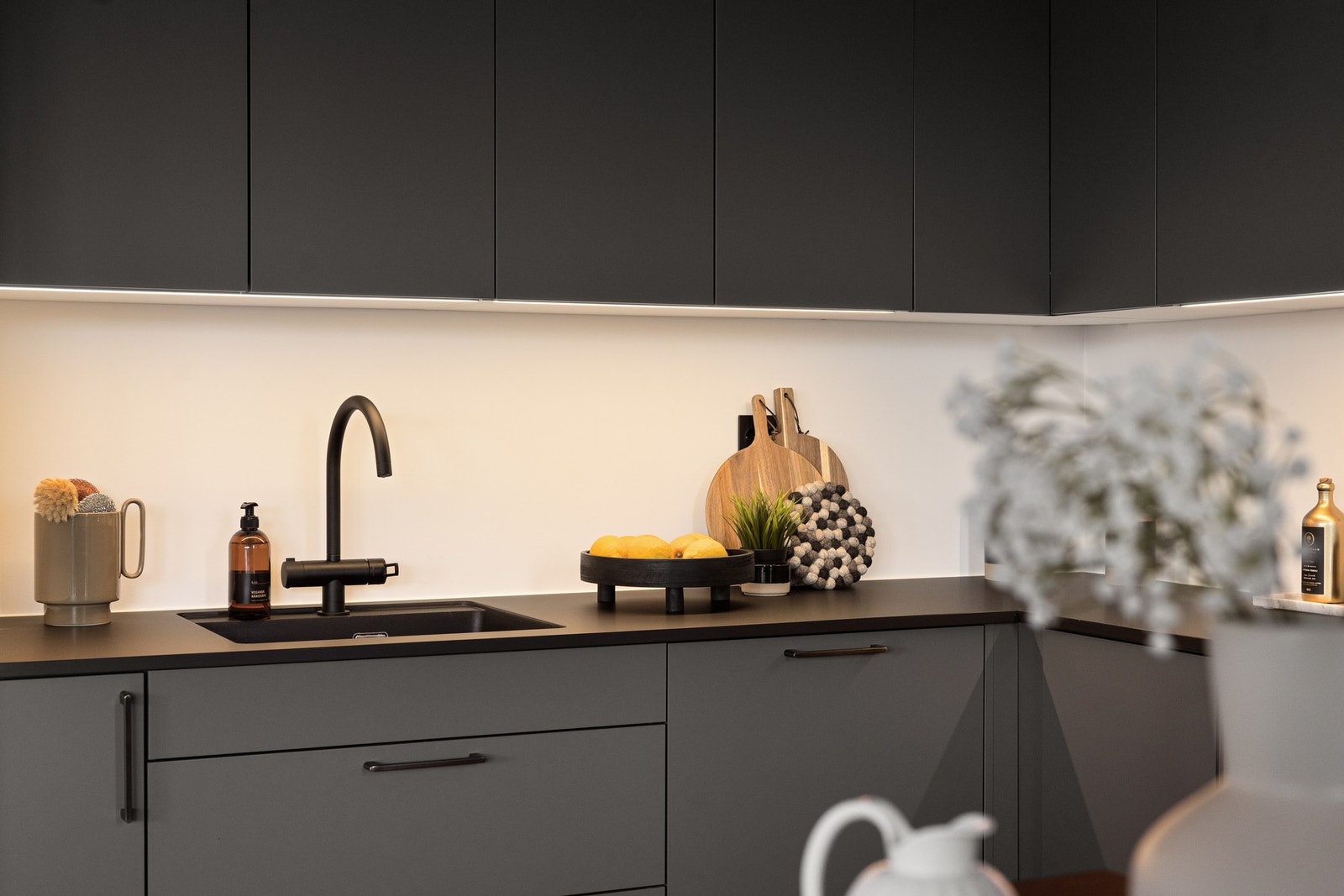 Armatur og vask står i stil til innredningen Galleribilde