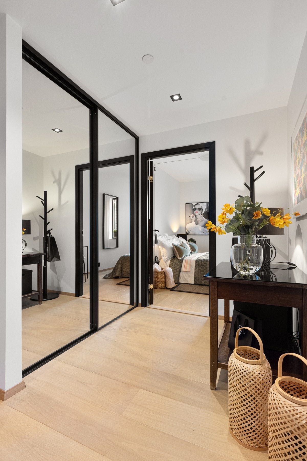 Ny skyvedørsgarderobe fra HTH Galleribilde