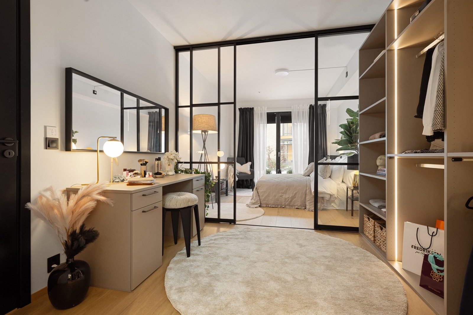 Meget romslig walk in seksjon med åpne garderobeløsninger Galleribilde