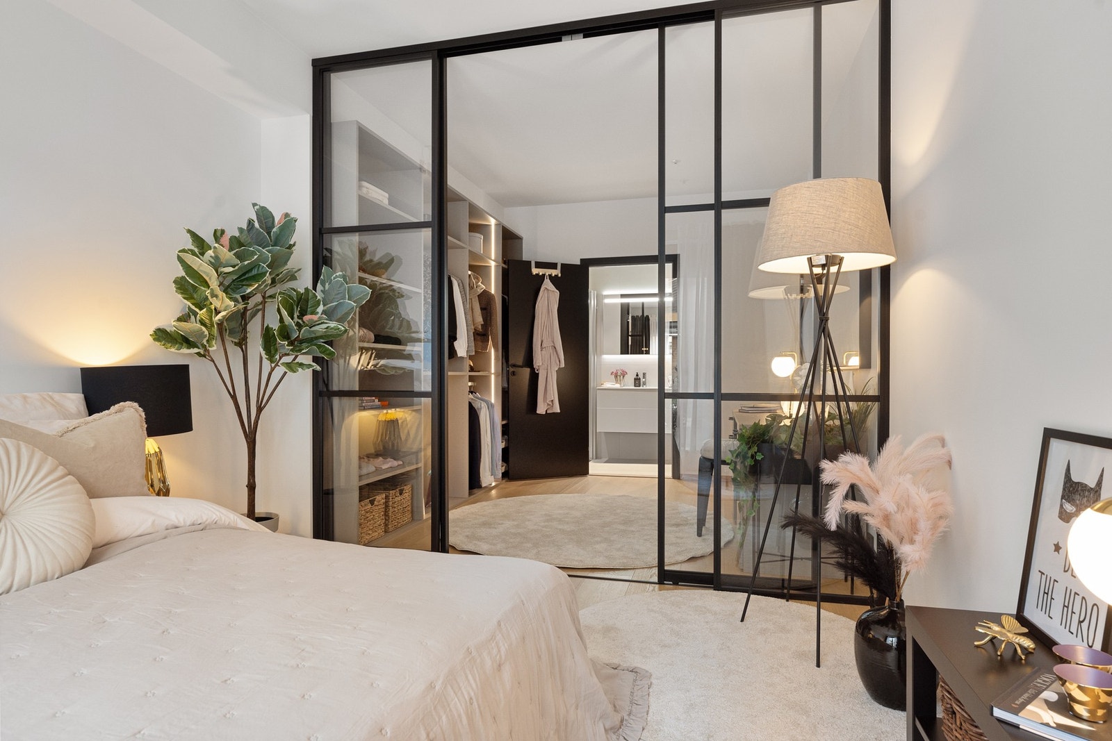 Walk in er avgrenset fra soverommet med stilfull glassvegg med sorte rammer Galleribilde