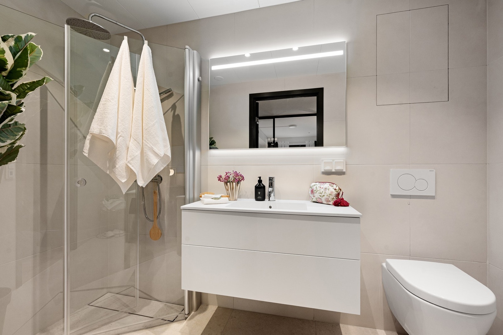 Bad tilknyttet hovedsoverom med delikate fliser og innredning Galleribilde