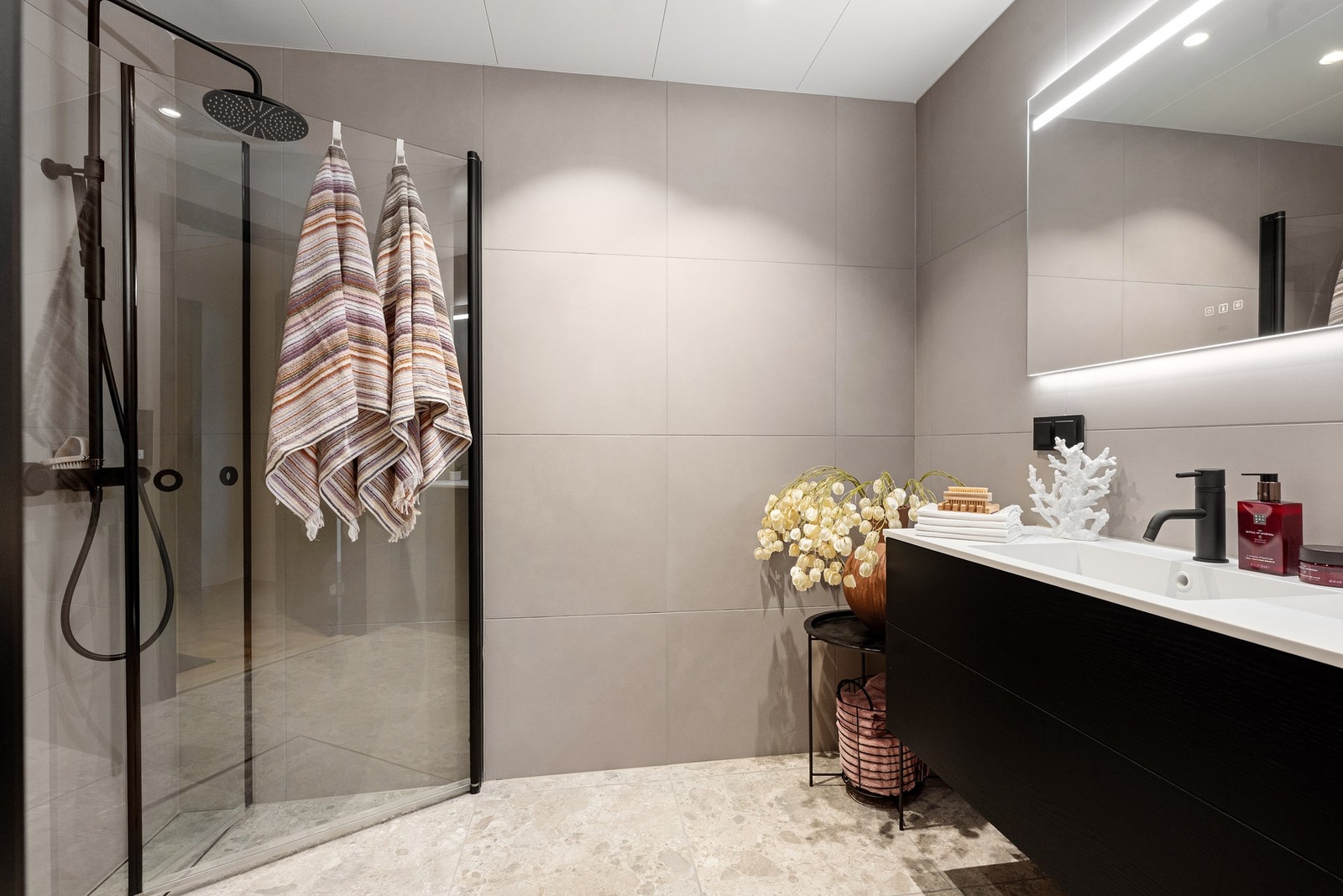 Boligens andre bad, med inngang fra gangen. Innredningen står i stil til boligens uttrykk Galleribilde