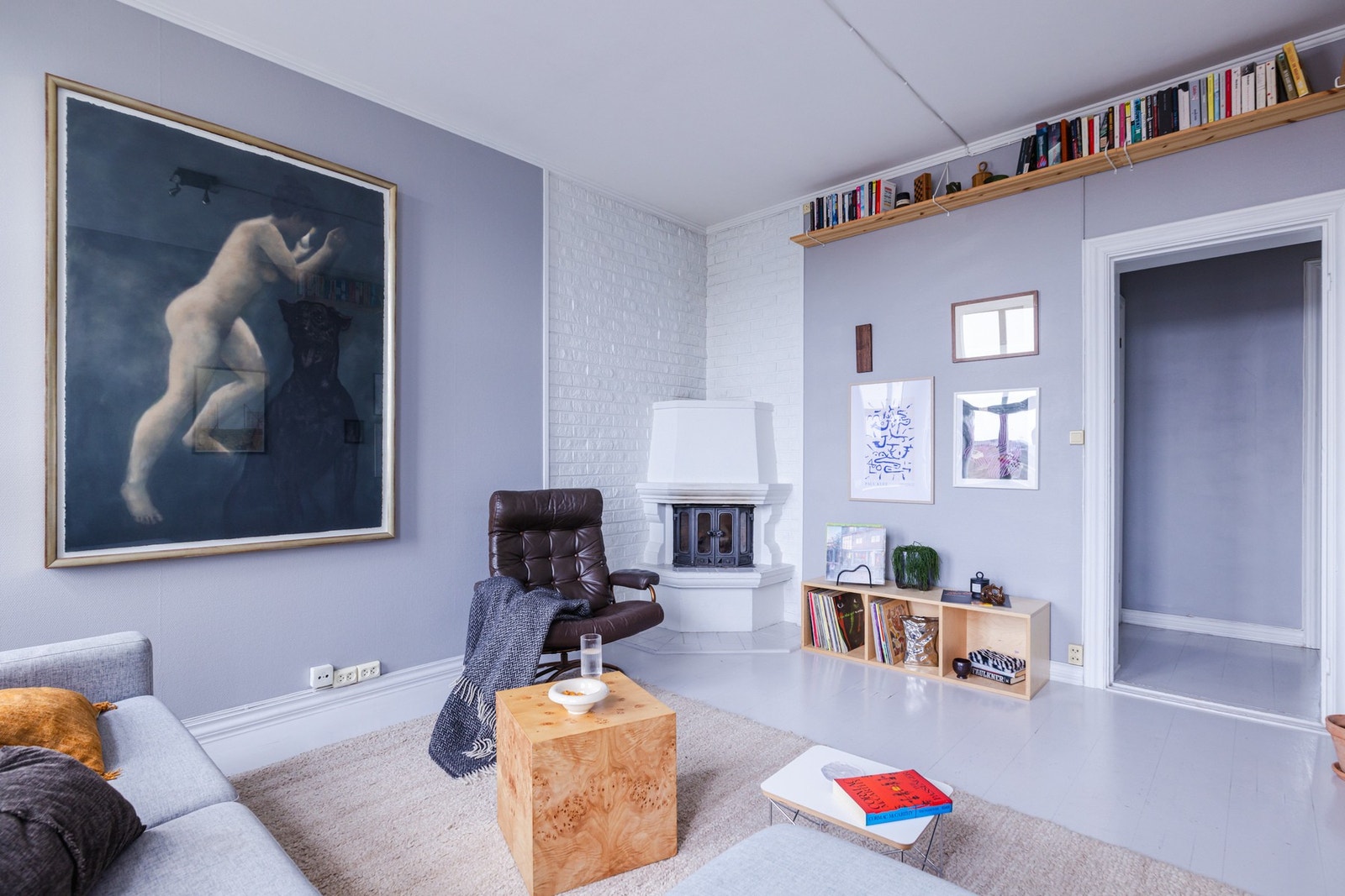 Lys og romslig stue med plass til alternativ sofamøblering. Galleribilde