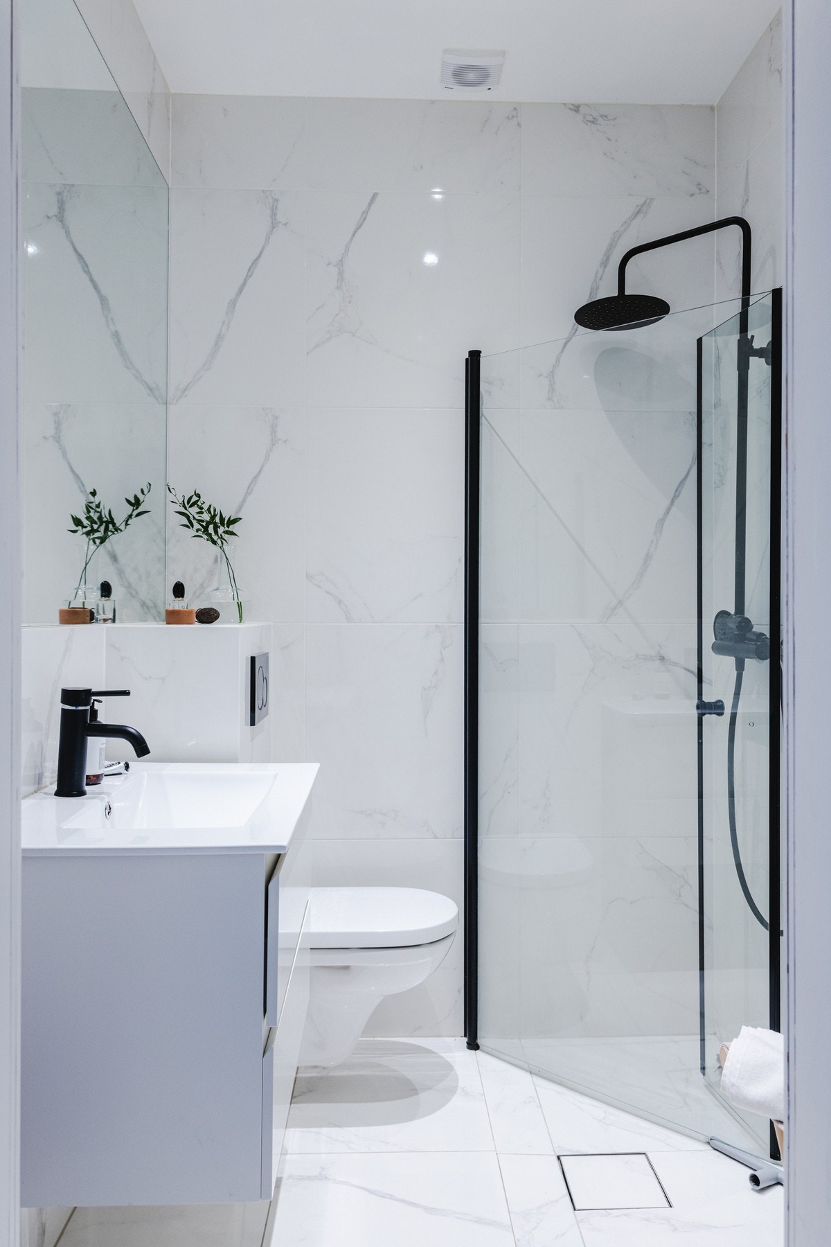 Dushjørnet har hånd- og regnfallsdusj og dører i herdet glass. Galleribilde