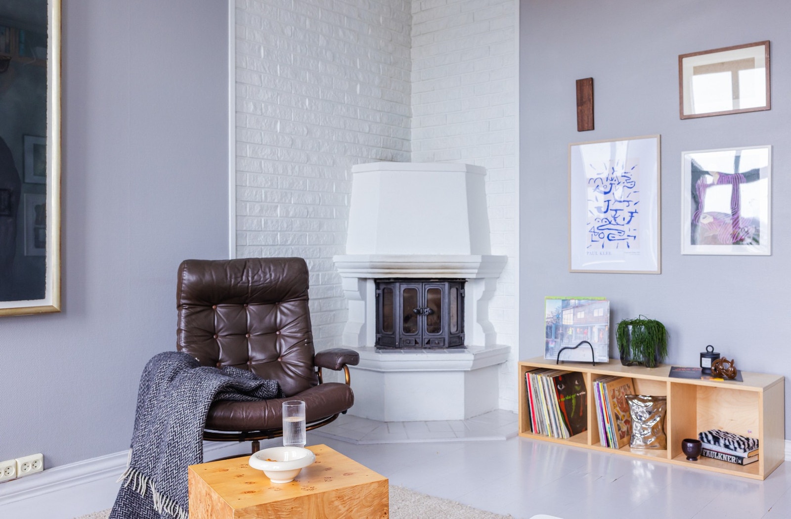 Stuen byr på originale tregulv, god takhøyde og en peis som skaper ekstra hygge i vintermånedene Galleribilde