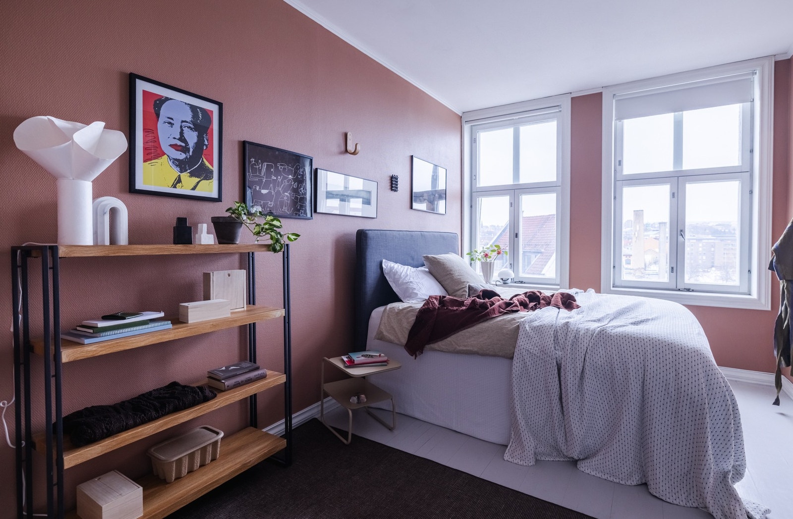 Hovedsoverom med rolig beliggenhet og god plass til dobbeltseng og garderobe. Galleribilde