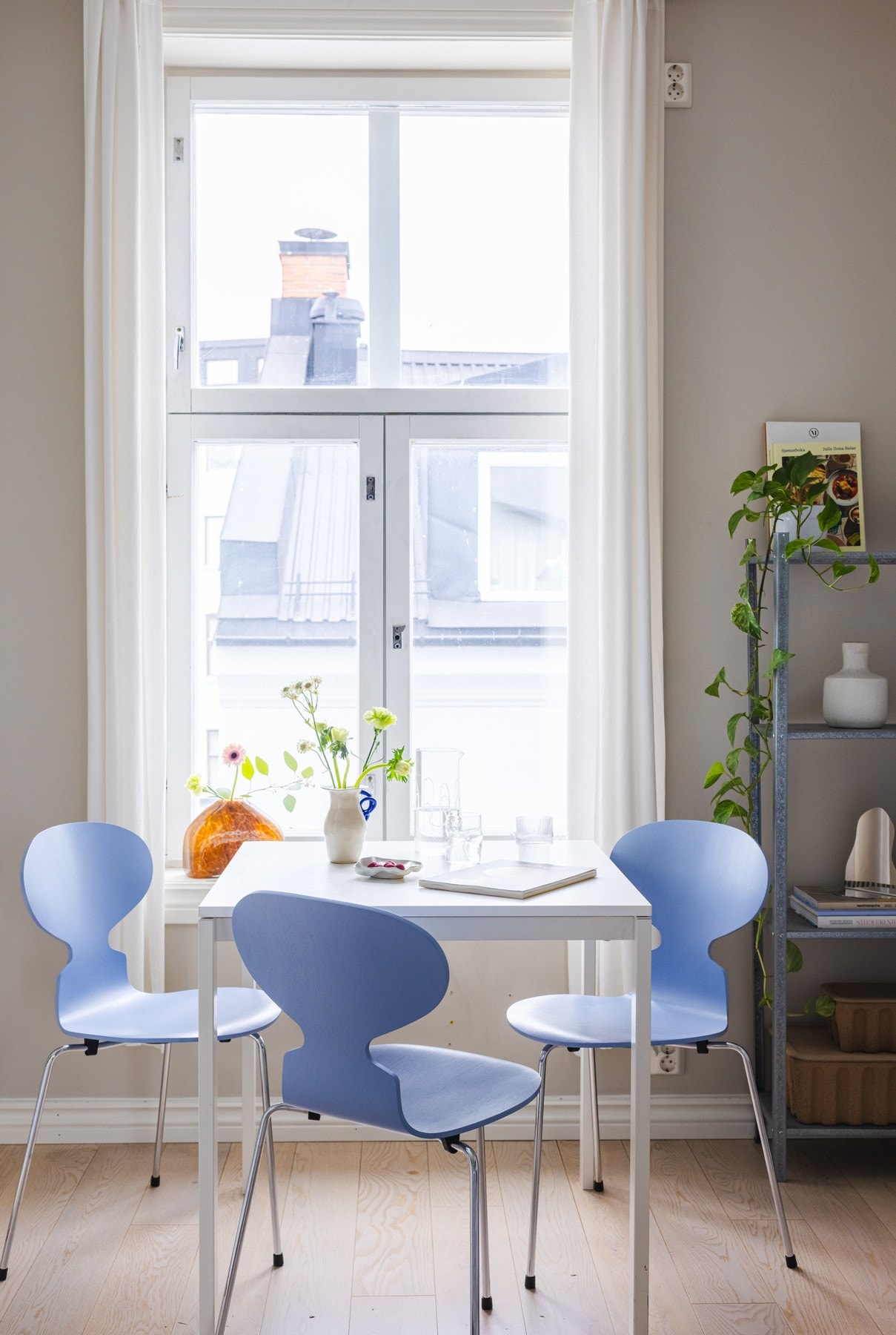 Kjøkkenet byr på god plass til spisebord og stoler. Galleribilde