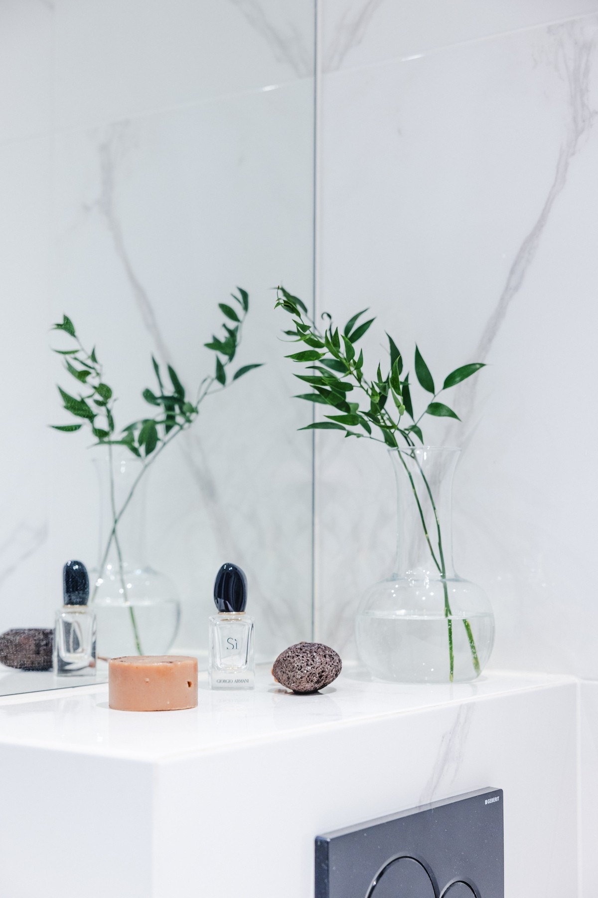 Vegghengt toalett med innebygget sisterne Galleribilde