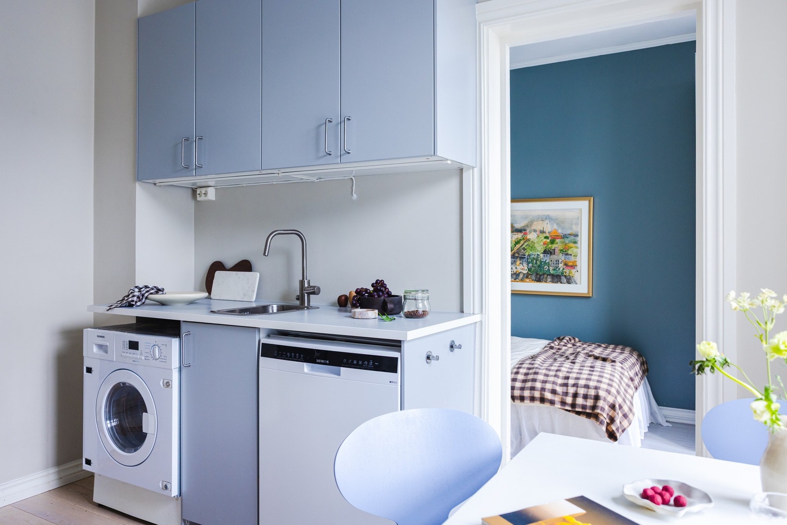 Kjøkkenet har en tidløs stil og passer perfekt for både hverdagsmat og gjestemiddager. Galleribilde