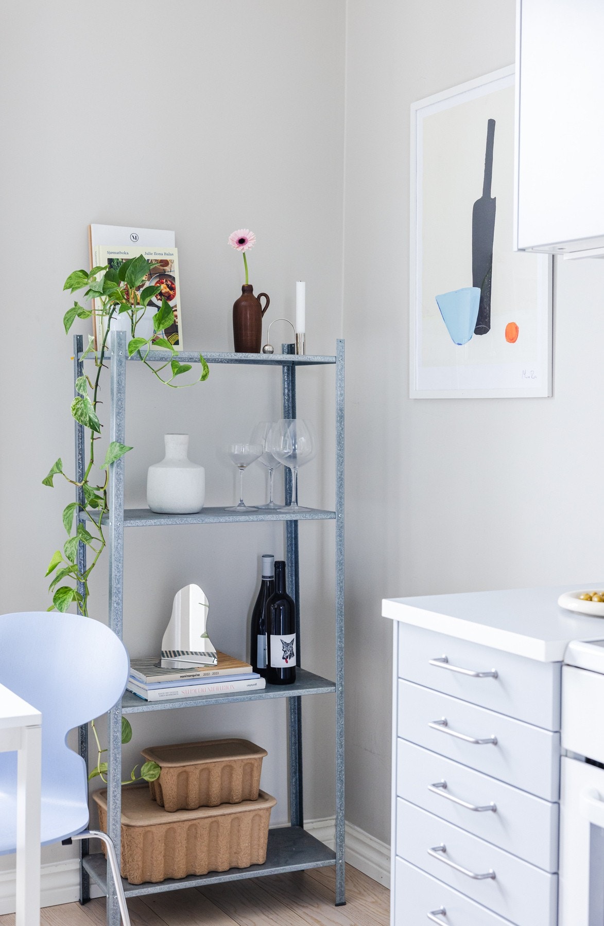 Kjøkkenet er i dag innredet med hyller og kommode for oppbevaring av spill og bøker. Galleribilde