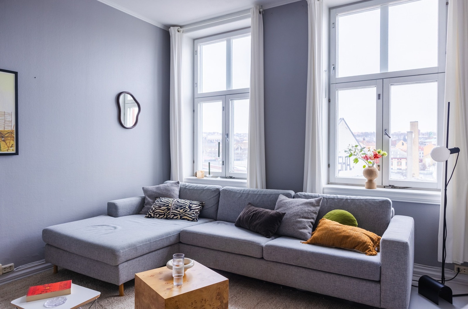 Langstrakt flott utsyn over byen gjennom store vinduer i stuen. Galleribilde