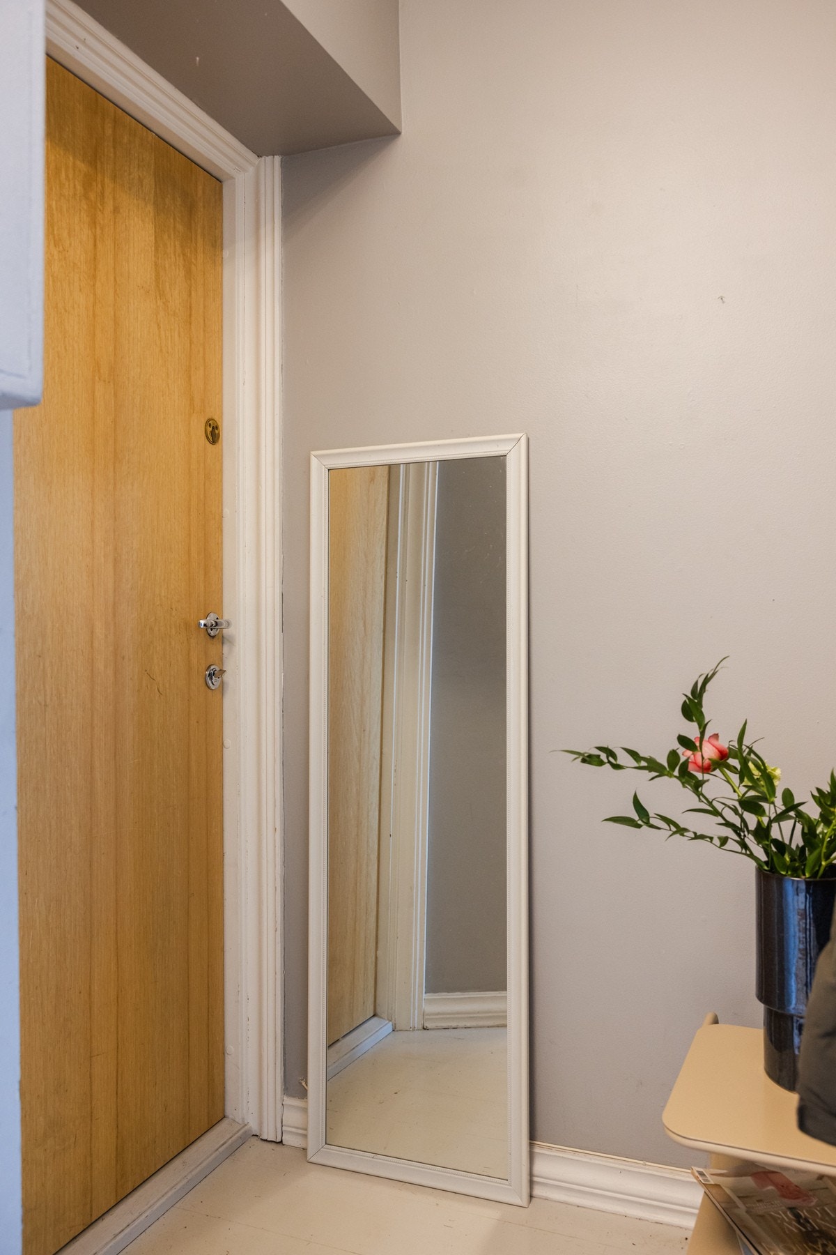 Entré er i dag innredet med praktisk speil. Galleribilde