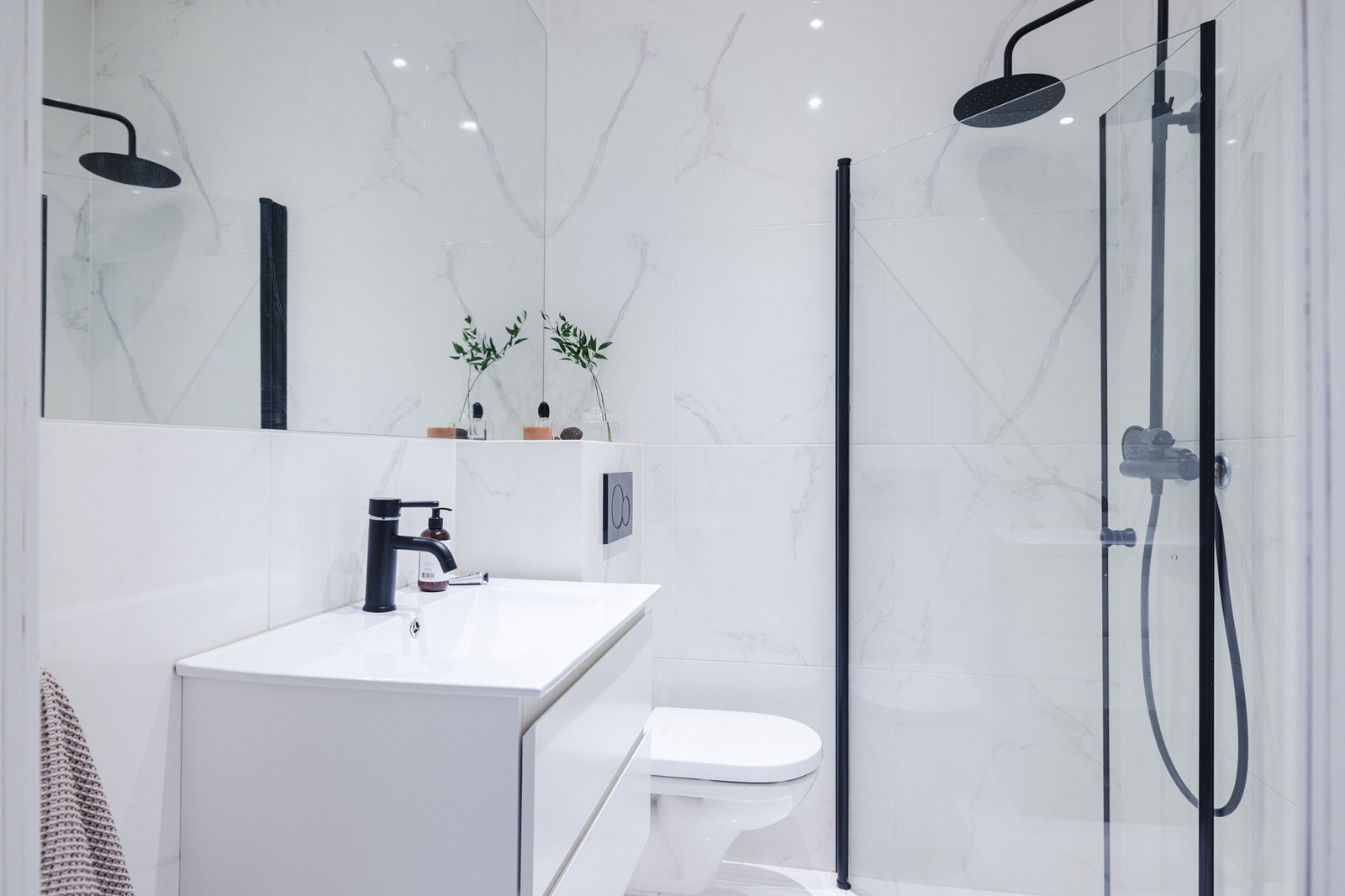 Stort innfliset speil over servant i porselen og baderomsmøbel. Galleribilde