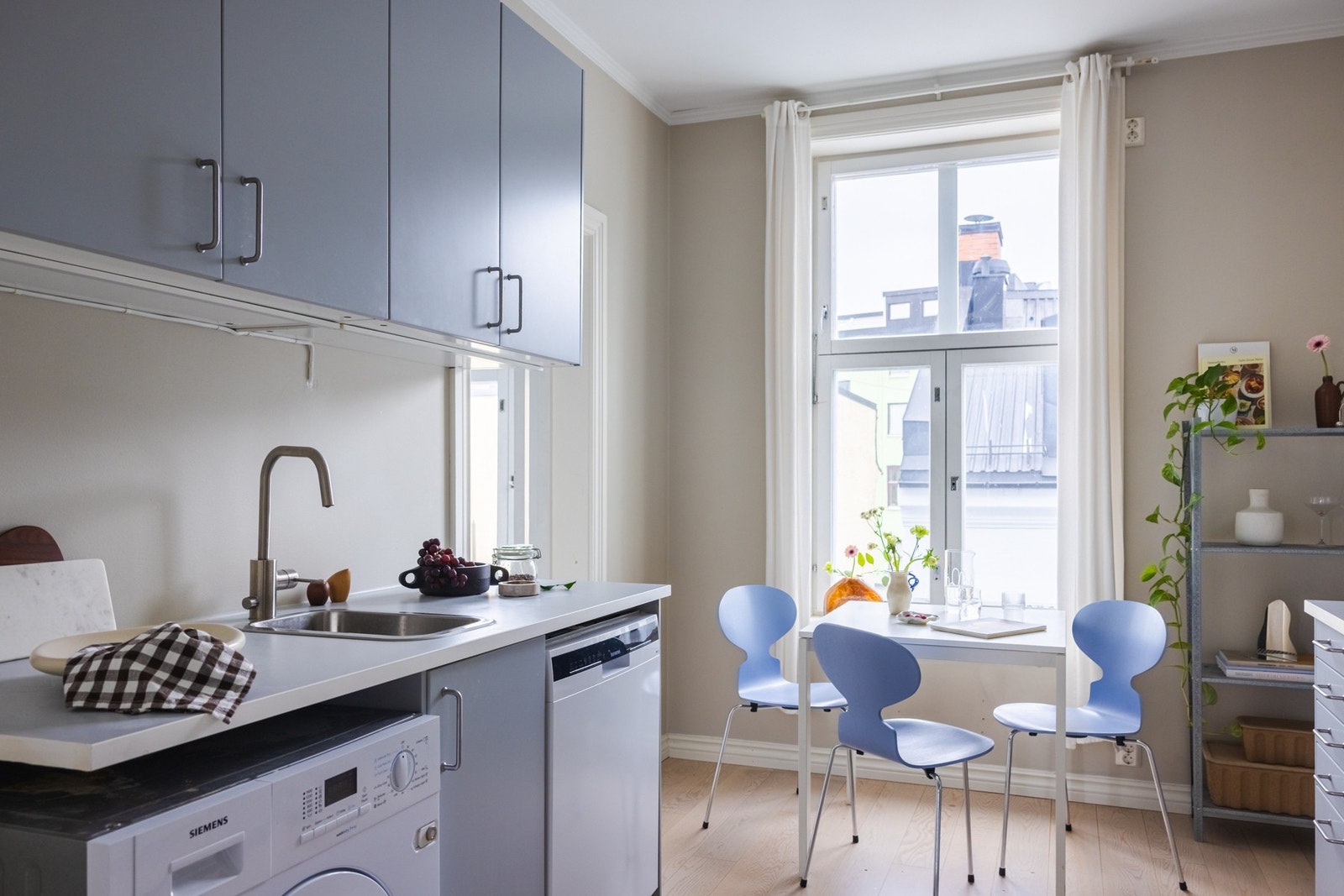 Gjennomgående planløsning gir flott lysinnslipp og en behagelig romfølelse. Galleribilde