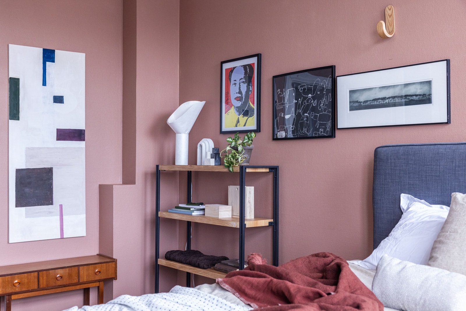 Store veggflater muliggjør oppheng av kunst og personlige eiendeler. Galleribilde