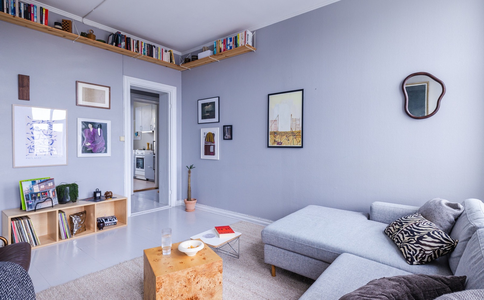 Store veggflater muliggjør oppheng av kunst og personlige eiendeler. Galleribilde