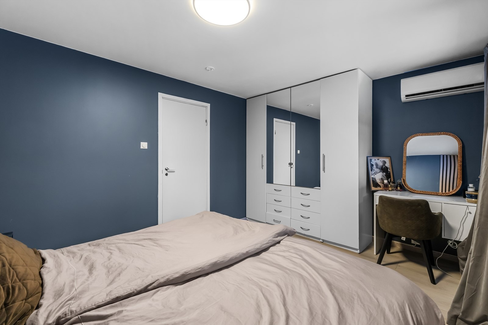 God plass til stort garderobskap. Varmepumpe også her. Galleribilde