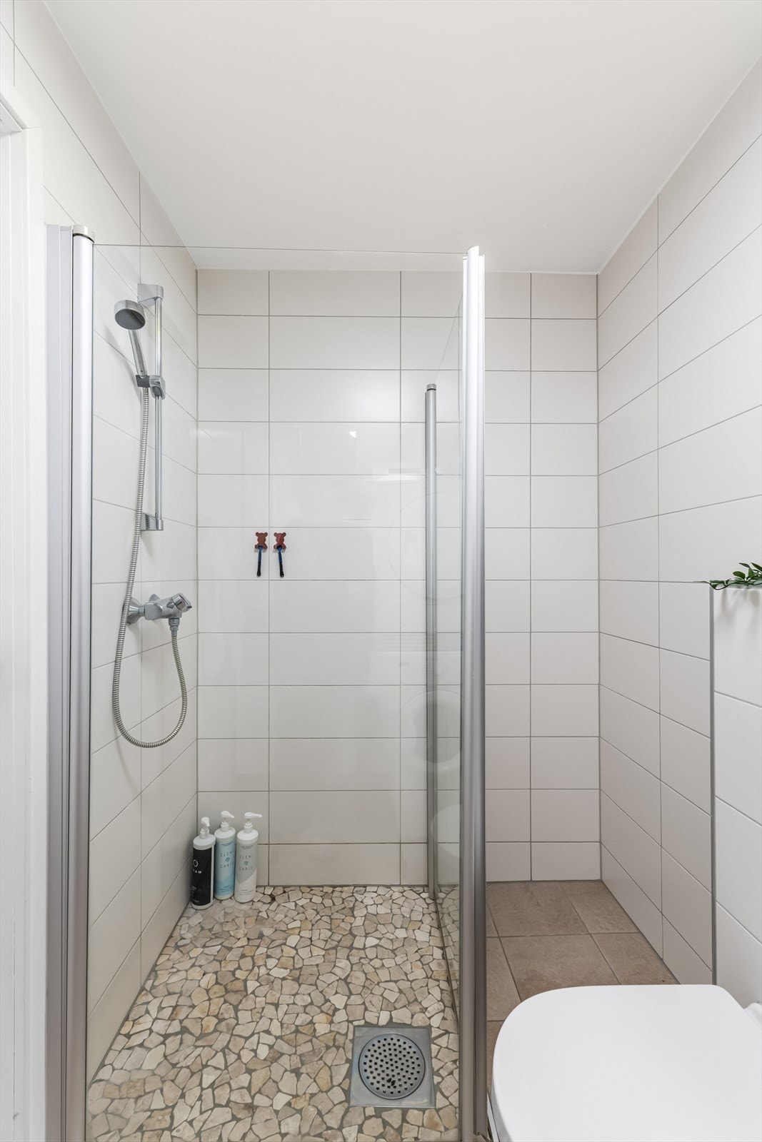 Dusjhjørne med herdede glassvegger. Dusjsonen er nedsenket. Galleribilde