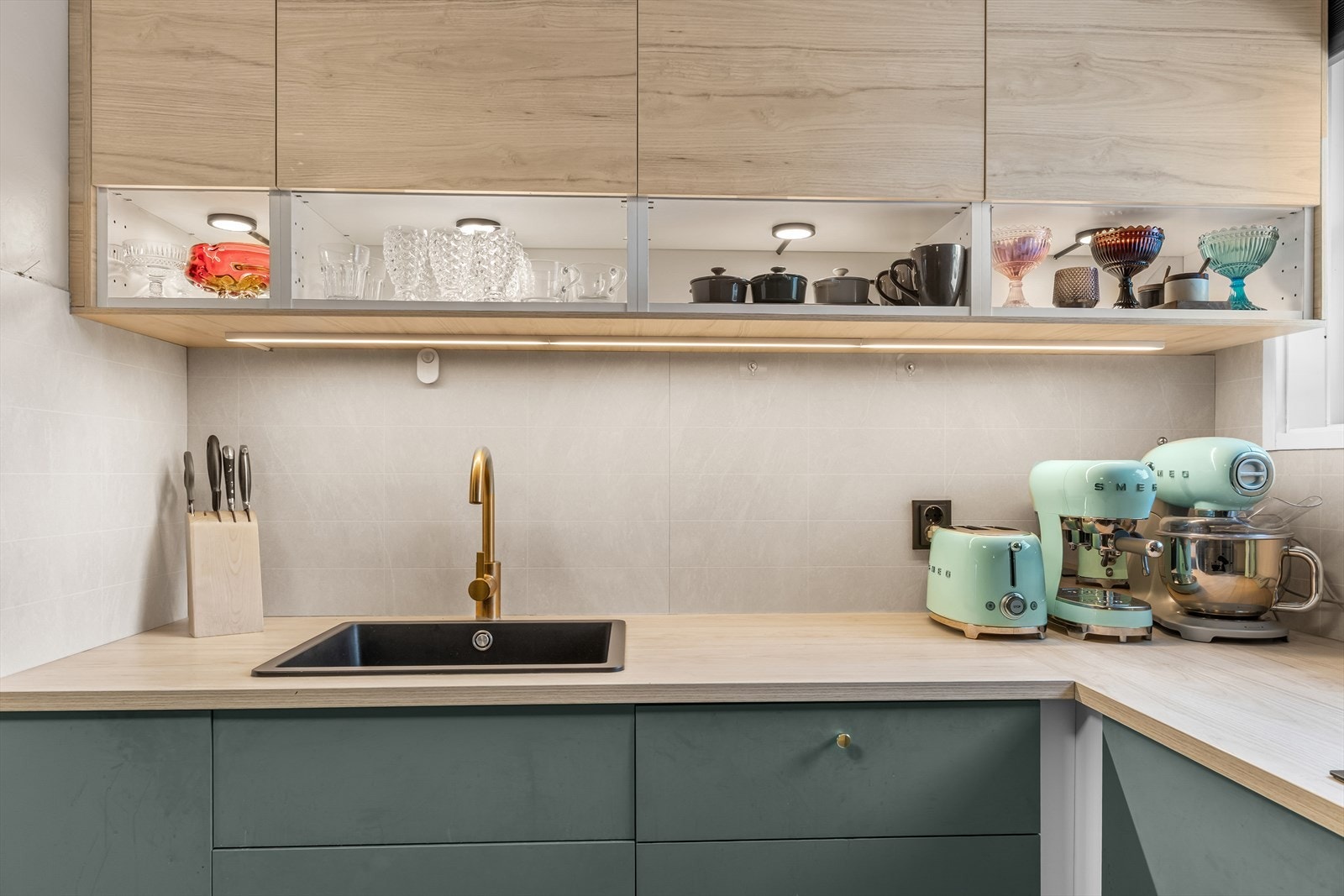 Innredning med glatte fronter og laminat benkeplate med enkel kum i komposittmateriale. Galleribilde