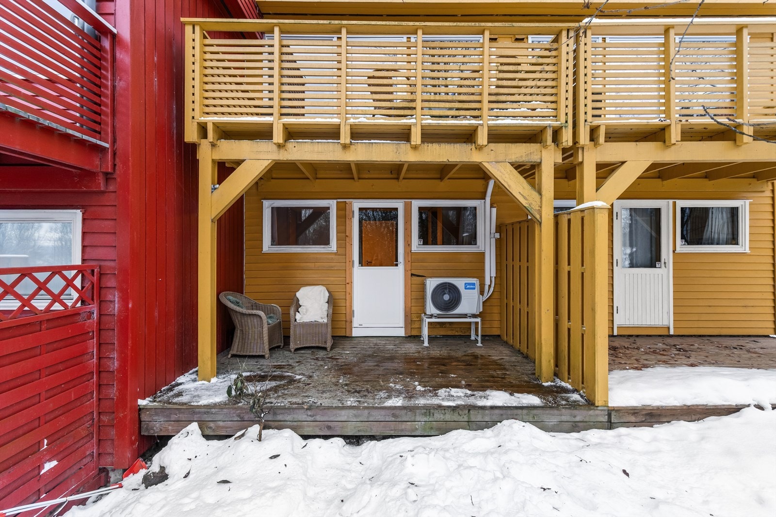 God plass til utemøbler og grill på markterrasse. Videre adkomst til hagedel. Galleribilde