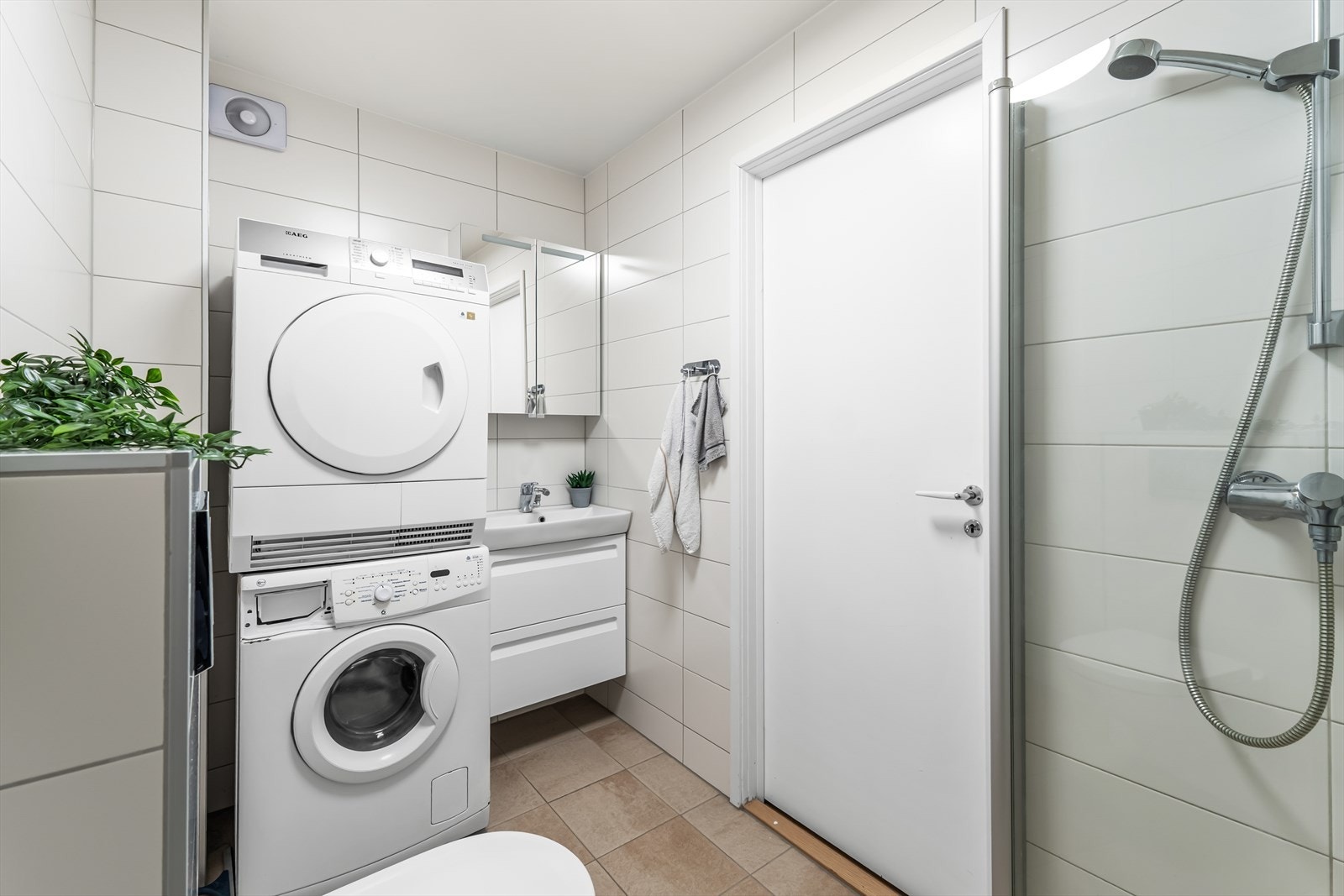 Flislagt bad fra 2015 ifølge tidligere salgsoppgave. Varmekabler i gulv, opplegg for vaskemaskin og elektrisk styrt avtrekksvifte. Galleribilde