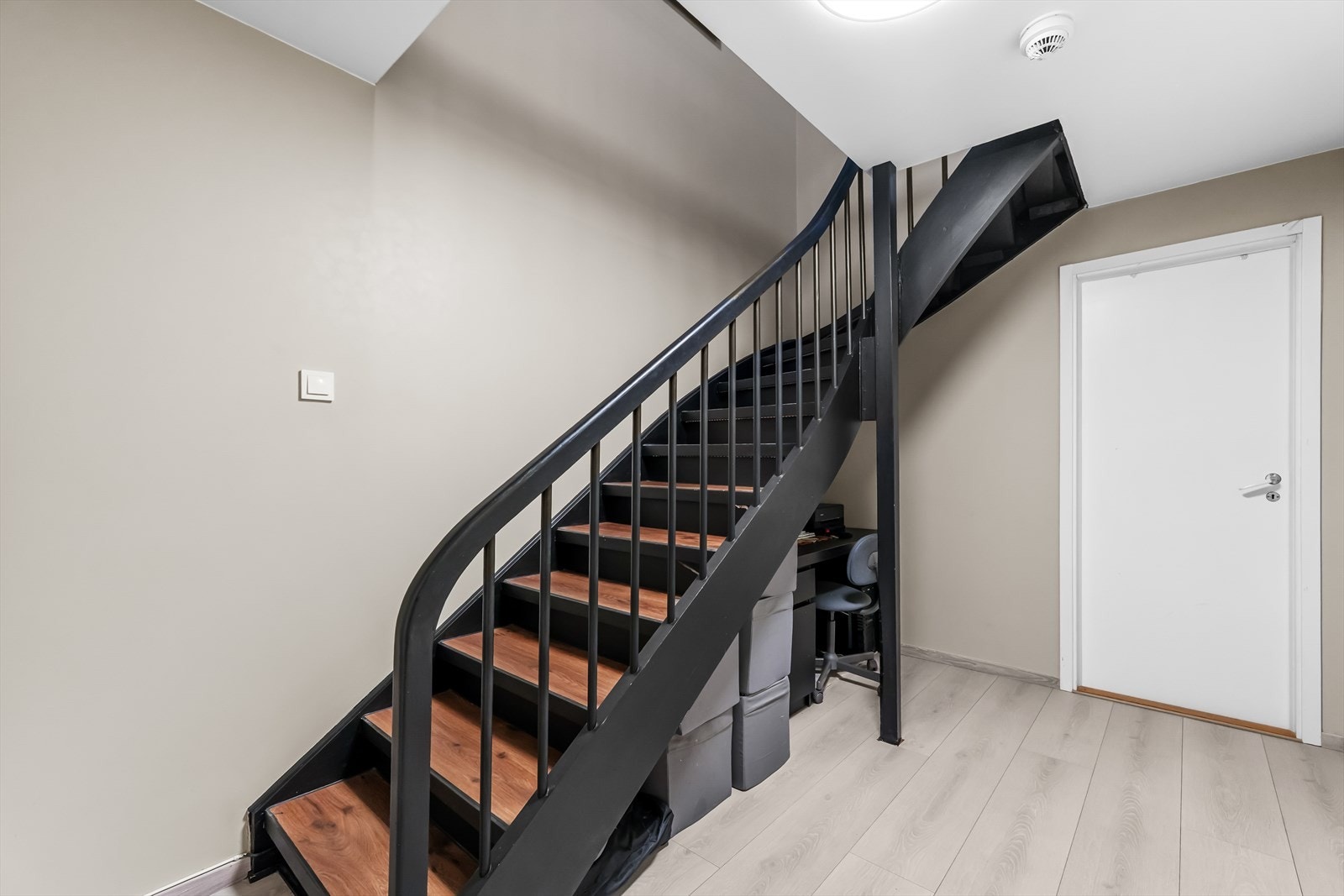 Gangen fungerer som bindeledd mellom rommene i underetasjen. Galleribilde